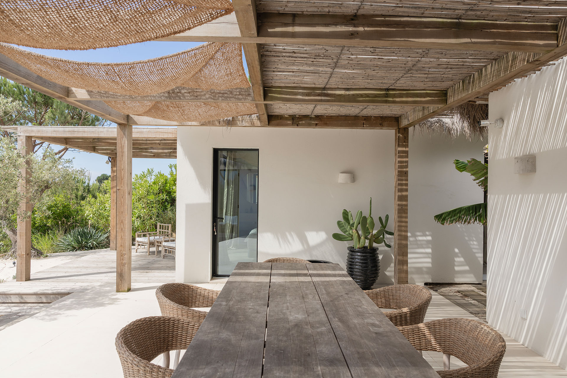 casa-quatro-ventos_villa_comporta-setubal-portugal_exterior-terrace-table.jpg