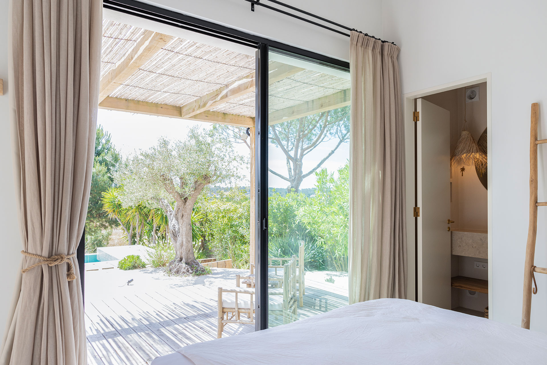 casa-quatro-ventos_villa_comporta-setubal-portugal_interior-bedroom-view.jpg