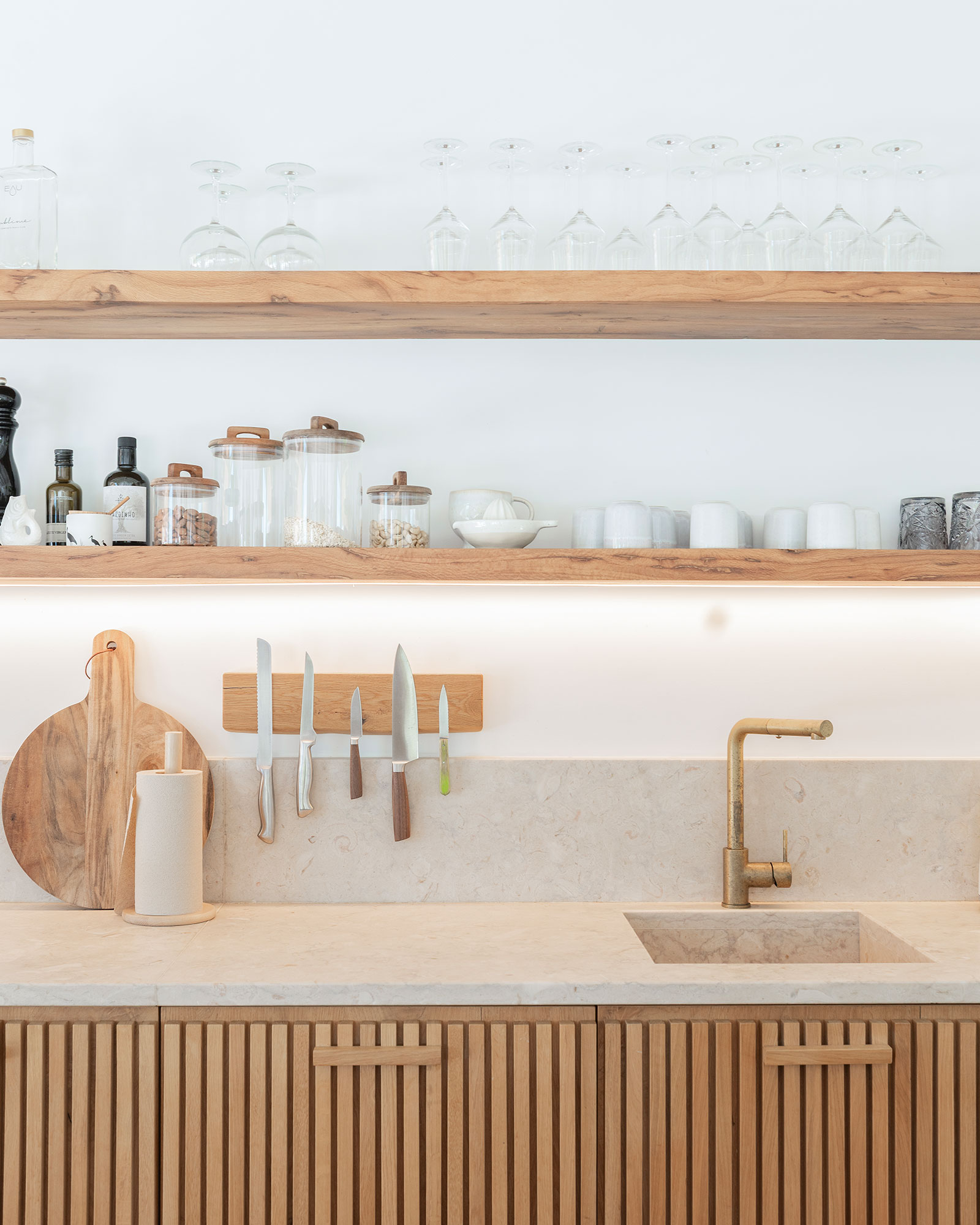 casa-quatro-ventos_villa_comporta-setubal-portugal_interior-kitchen-detail.jpg