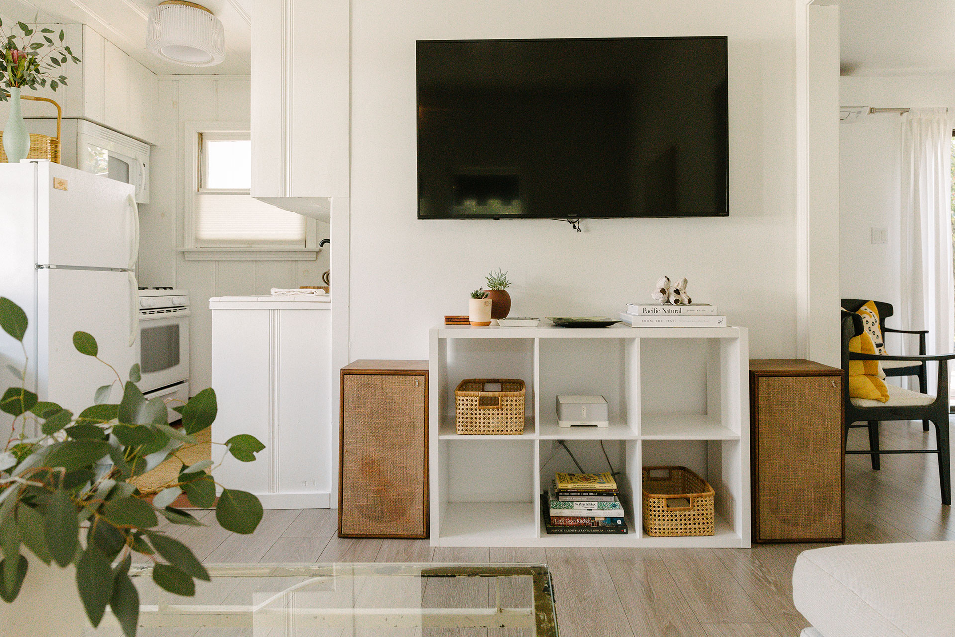daughters-orchard_house_california-usa_interior-tv.jpg