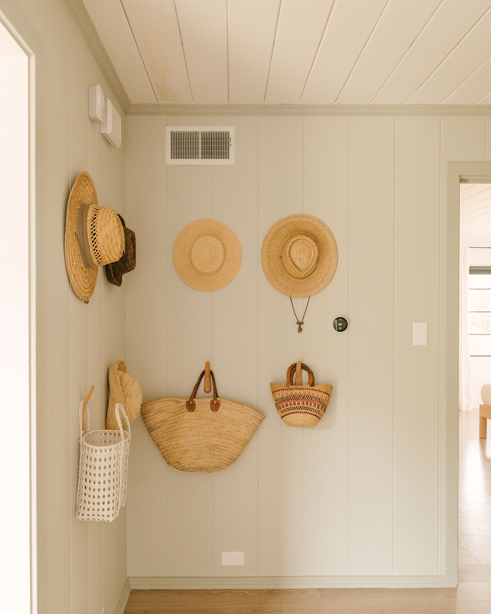 daughters-orchard_house_california-usa_interior-wall.jpg