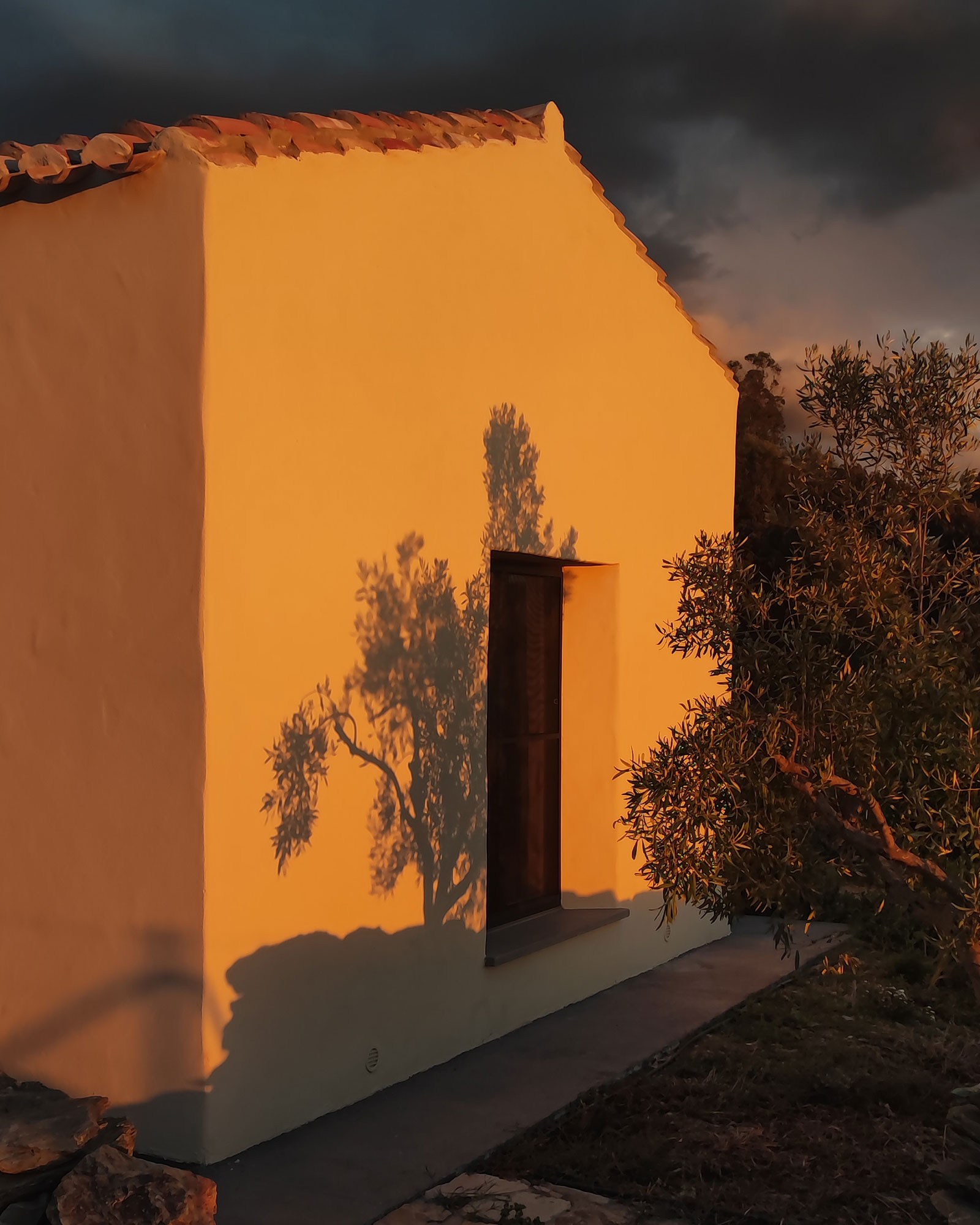 luxi-bia-casa-cubo_apartment_sardinia-italy_exterior-sunset.jpg