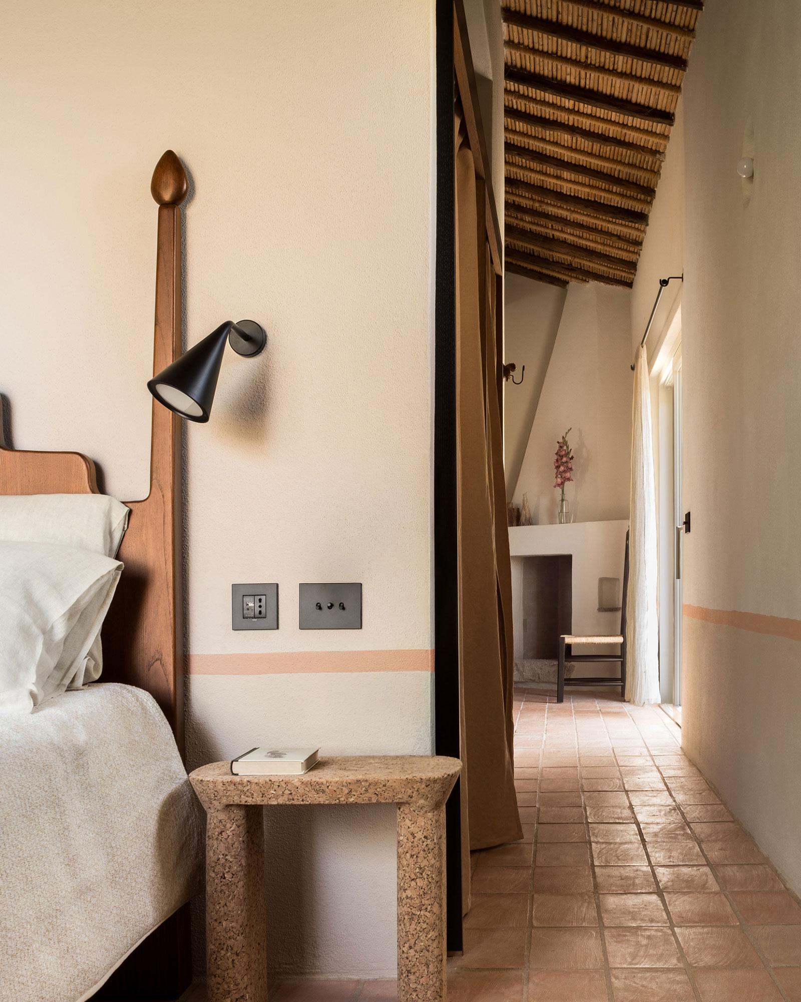 luxi-bia-casa-cubo_apartment_sardinia-italy_interior-bedroom-space.jpg