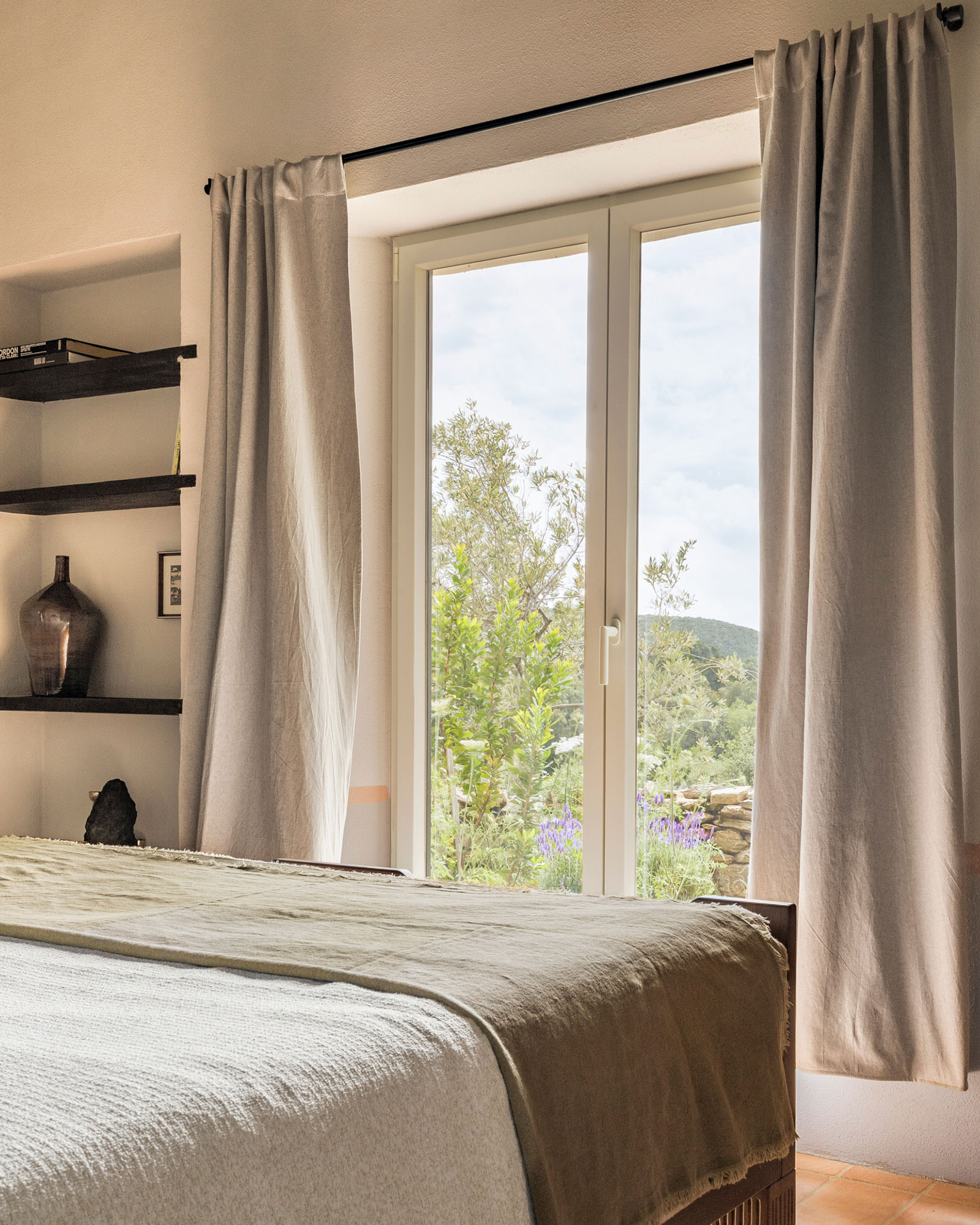 luxi-bia-casa-cubo_apartment_sardinia-italy_interior-bedroom-view.jpg