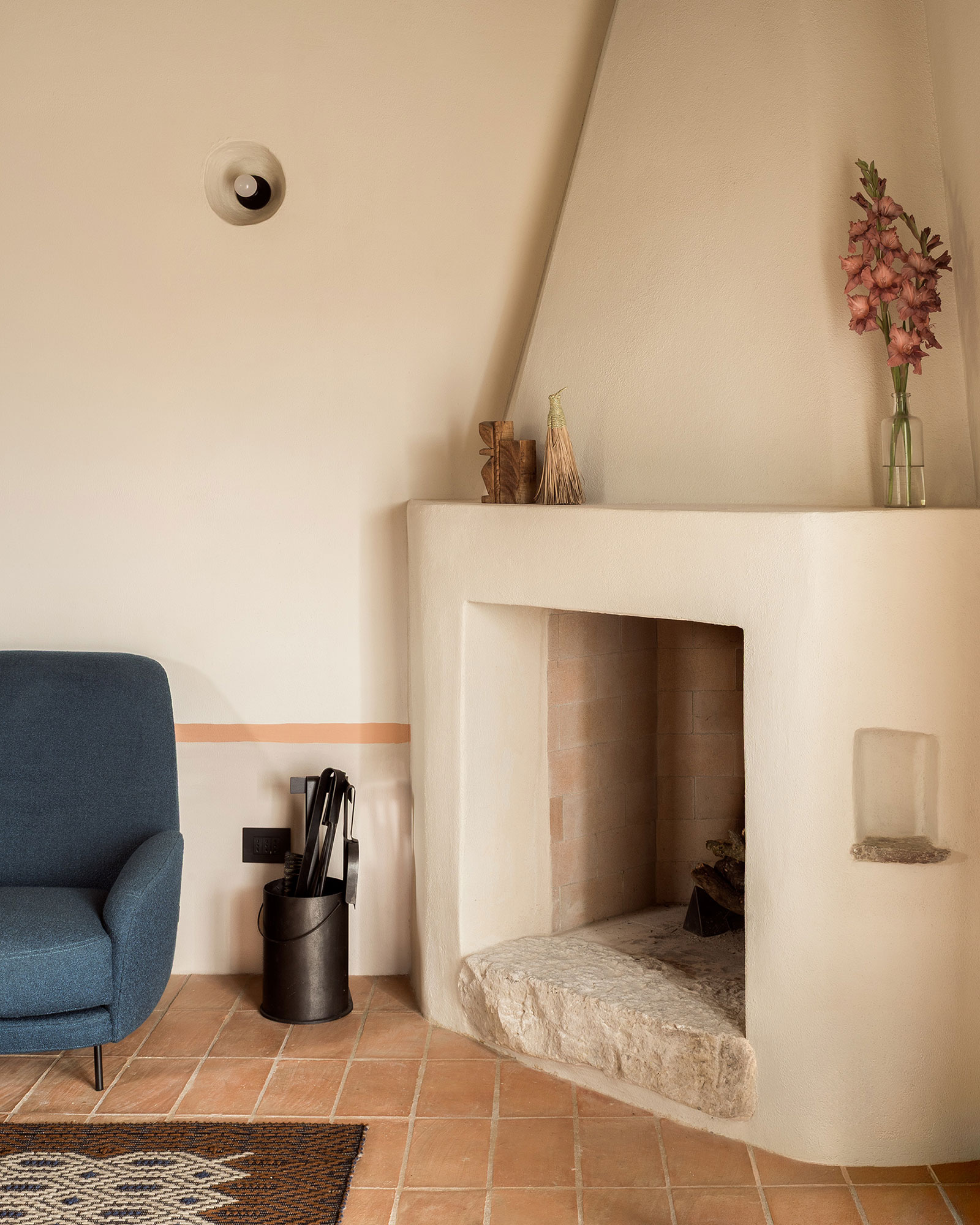 luxi-bia-casa-cubo_apartment_sardinia-italy_interior-fireplae.jpg