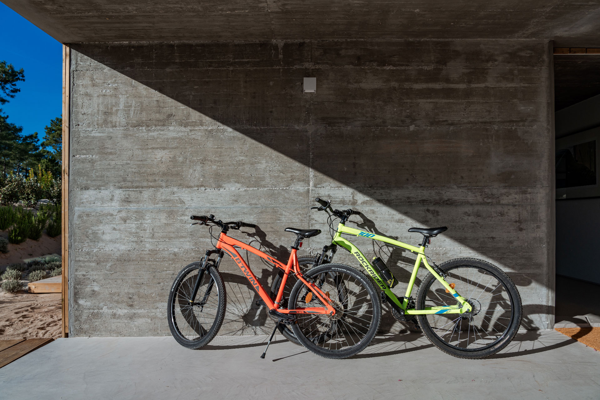 casa-da-palicada_villa_setubal-portugal_exterior-bikes.jpg