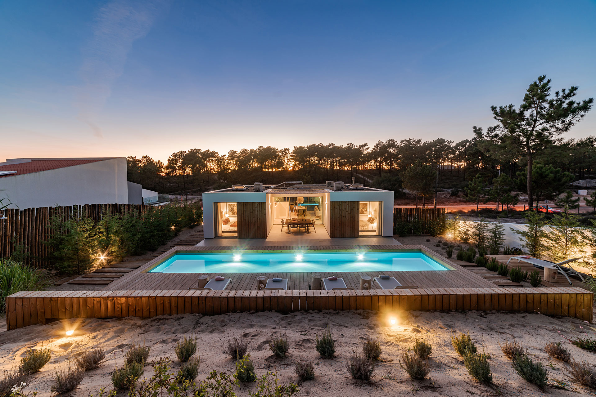casa-da-palicada_villa_setubal-portugal_exterior-drone-night.jpg