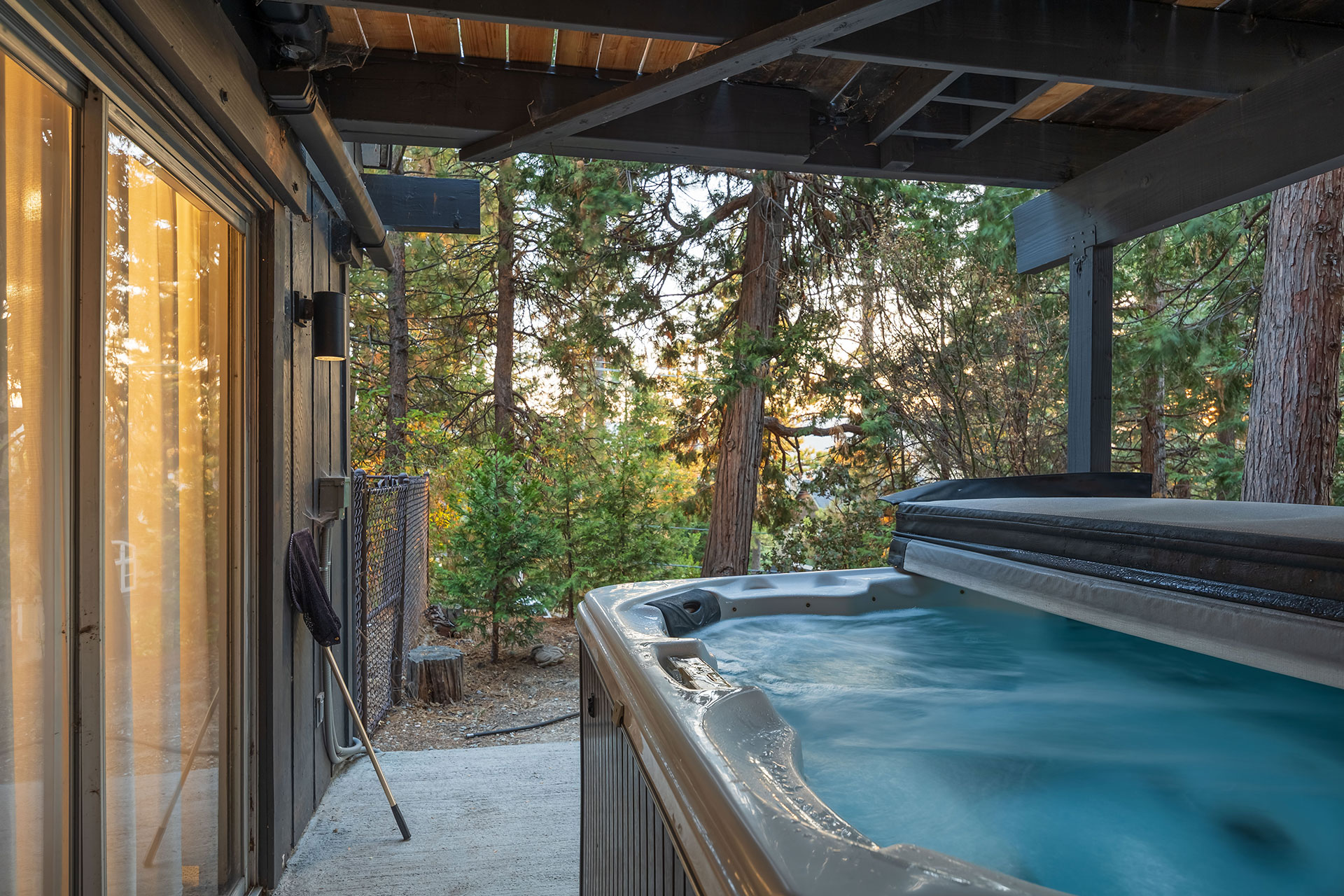canyon-pines-a-frame_aframe_california-usa_exterior-jacuzzi.jpg
