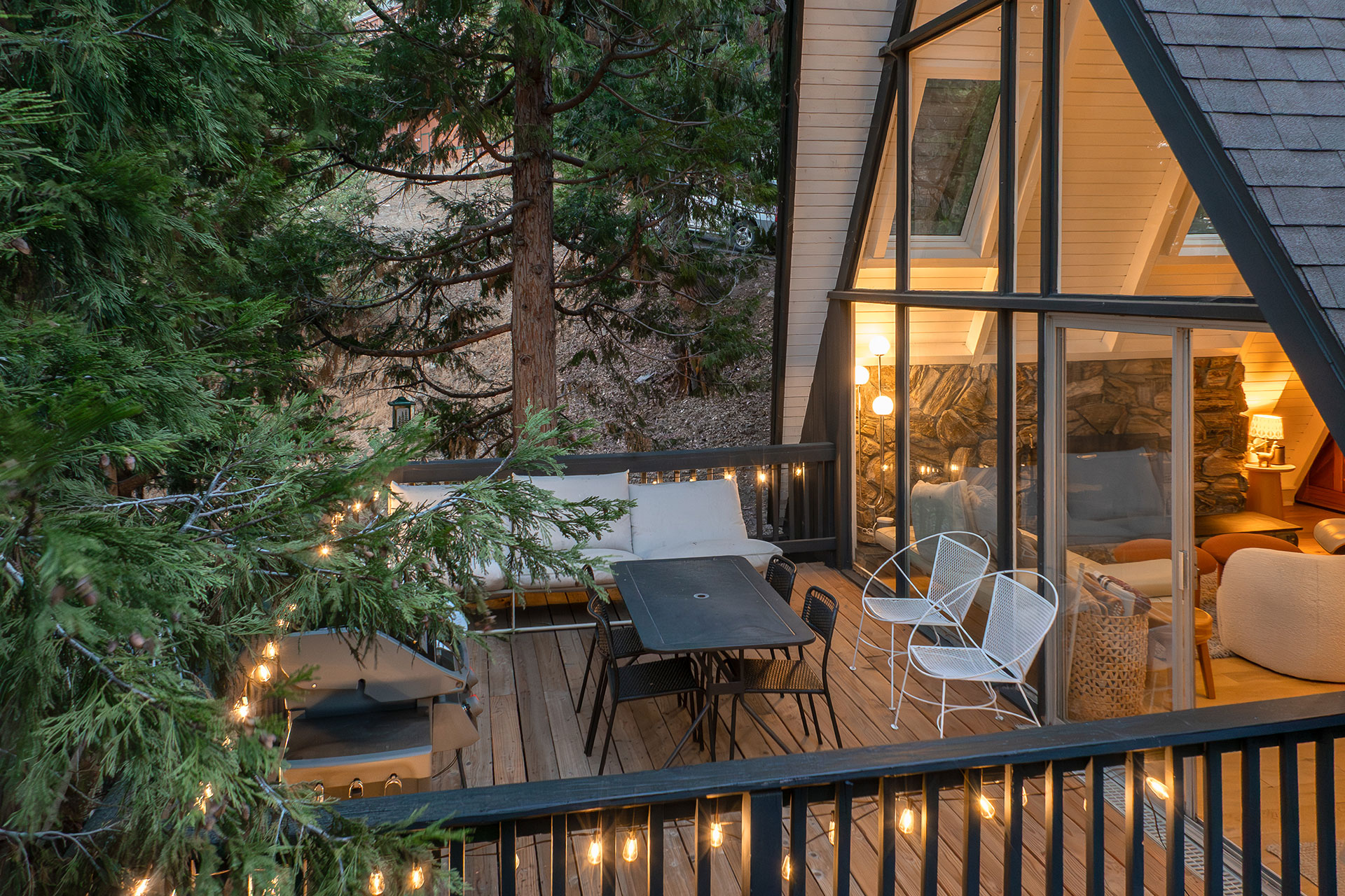 canyon-pines-a-frame_aframe_california-usa_exterior-night.jpg