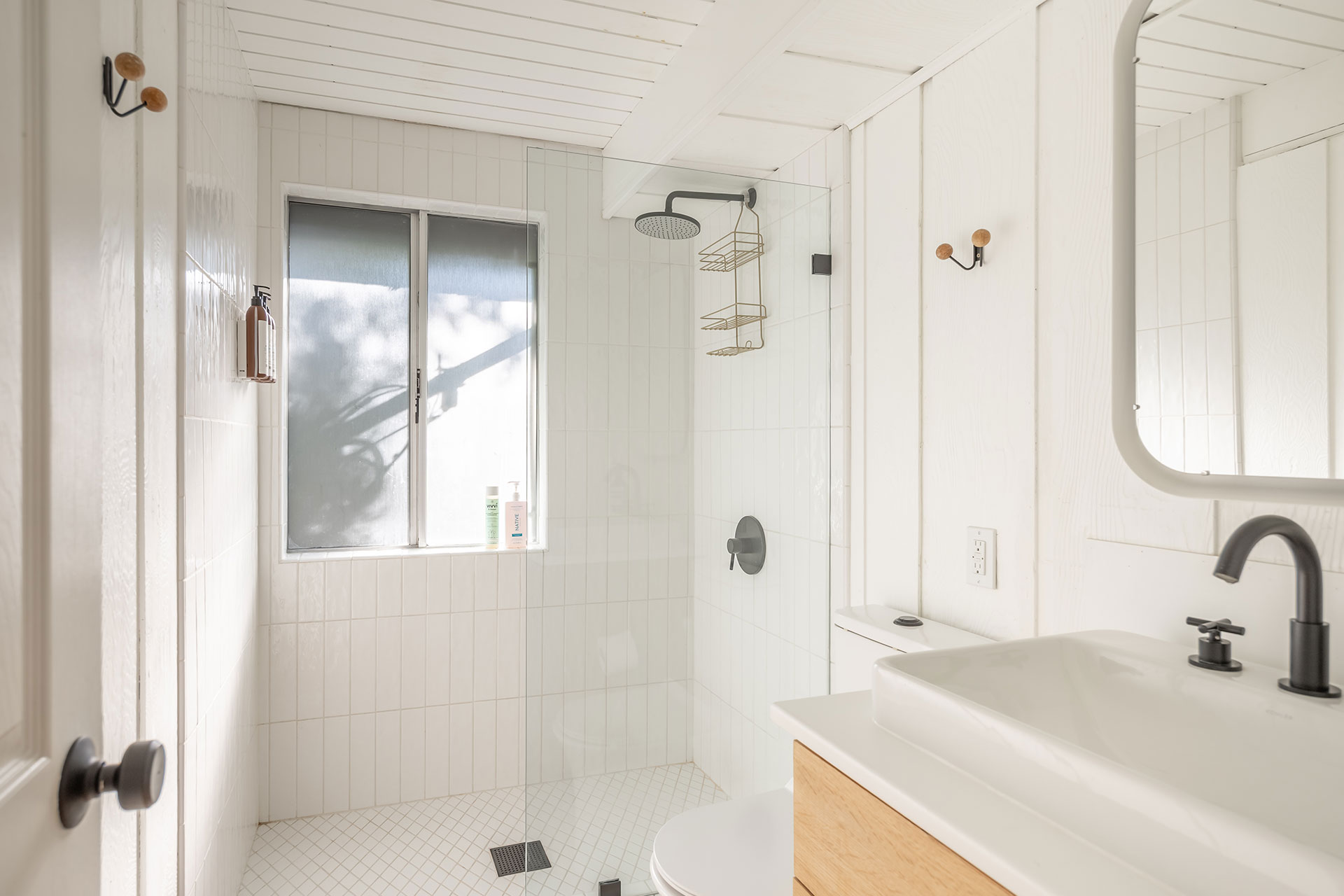 canyon-pines-a-frame_aframe_california-usa_interior-bathroom-shower.jpg