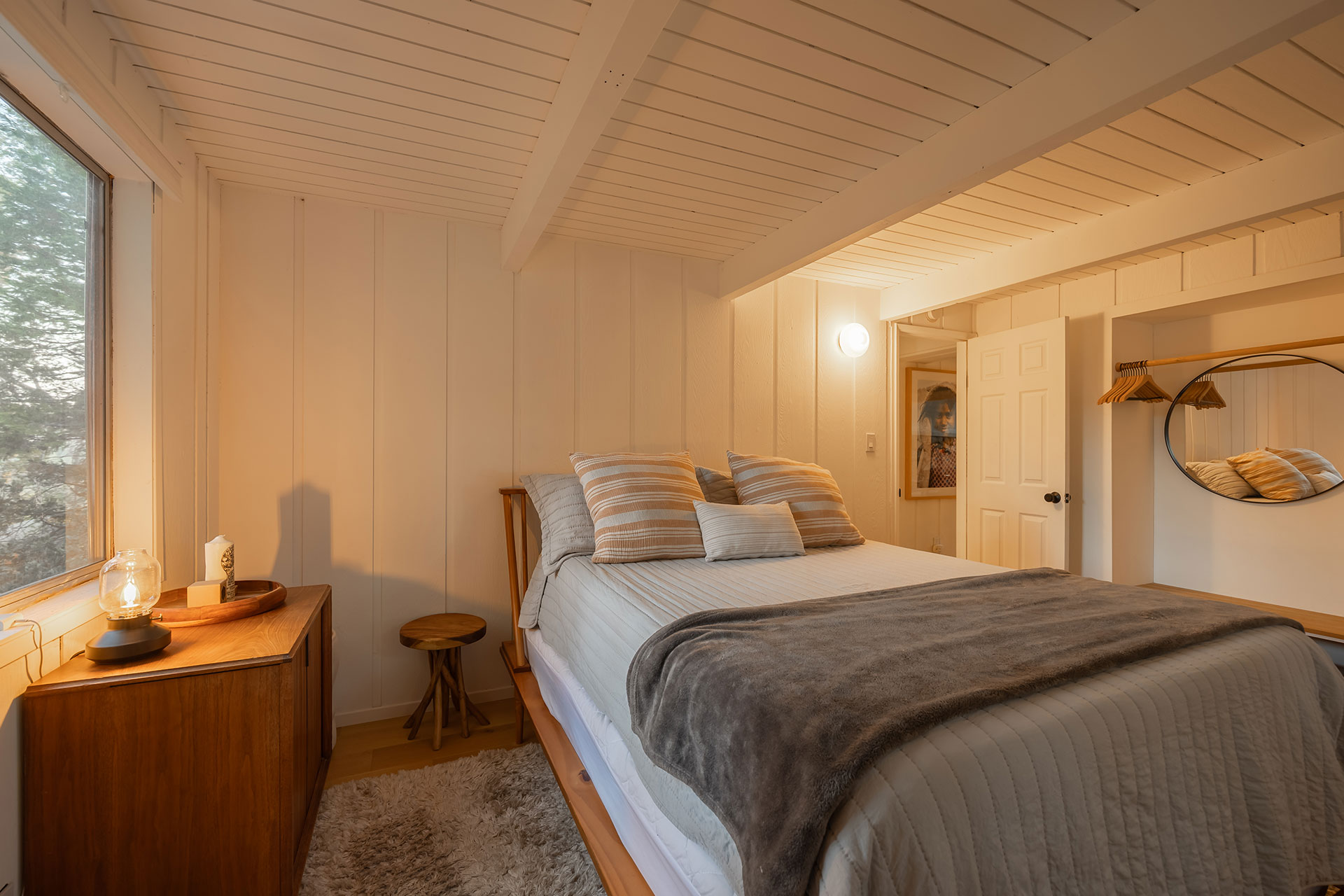 canyon-pines-a-frame_aframe_california-usa_interior-bed-room-night.jpg