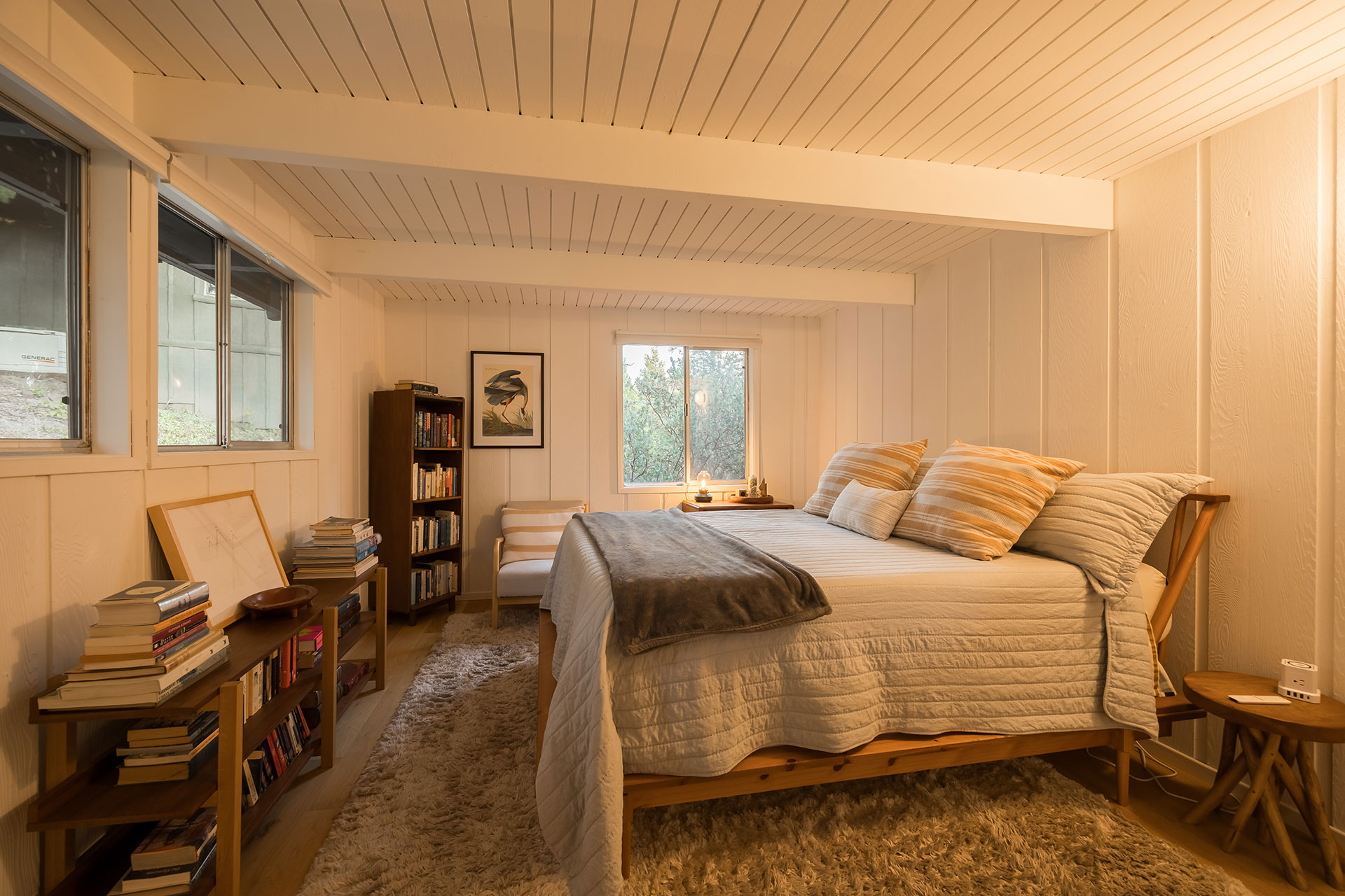 canyon-pines-a-frame_aframe_california-usa_interior-bedroom-books.jpg