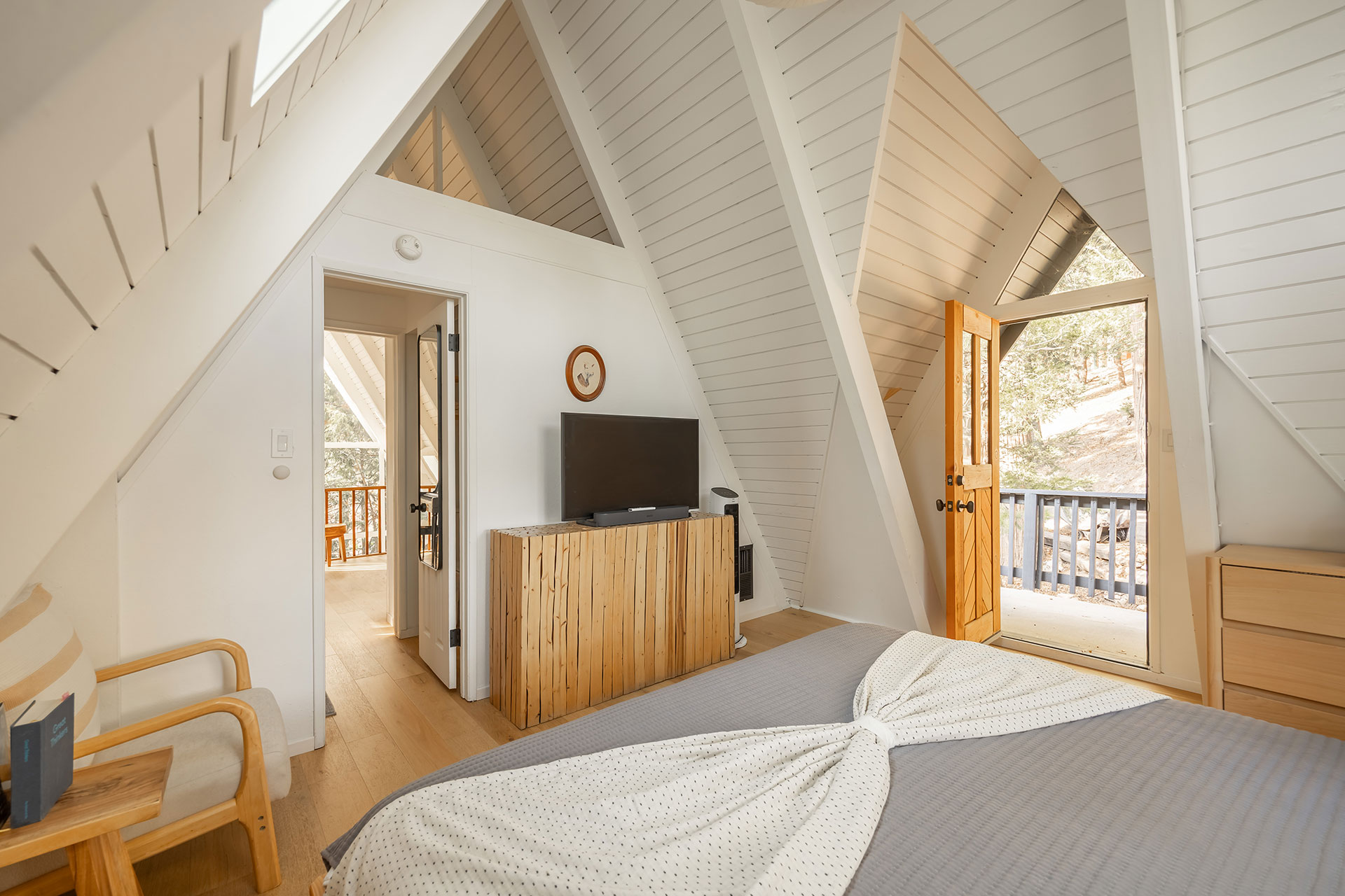 canyon-pines-a-frame_aframe_california-usa_interior-bedroom-design.jpg