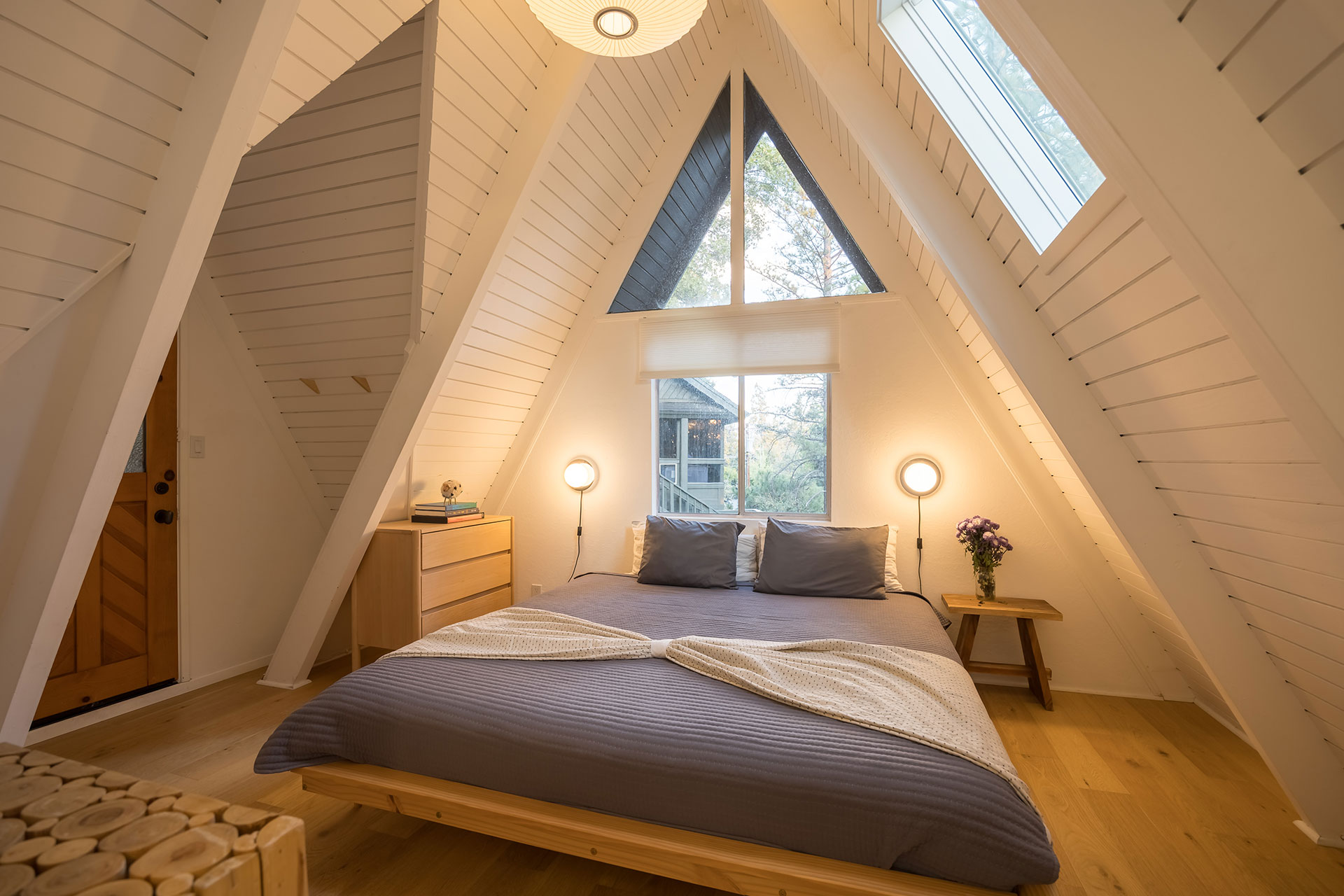 canyon-pines-a-frame_aframe_california-usa_interior-bedroom-lamps.jpg