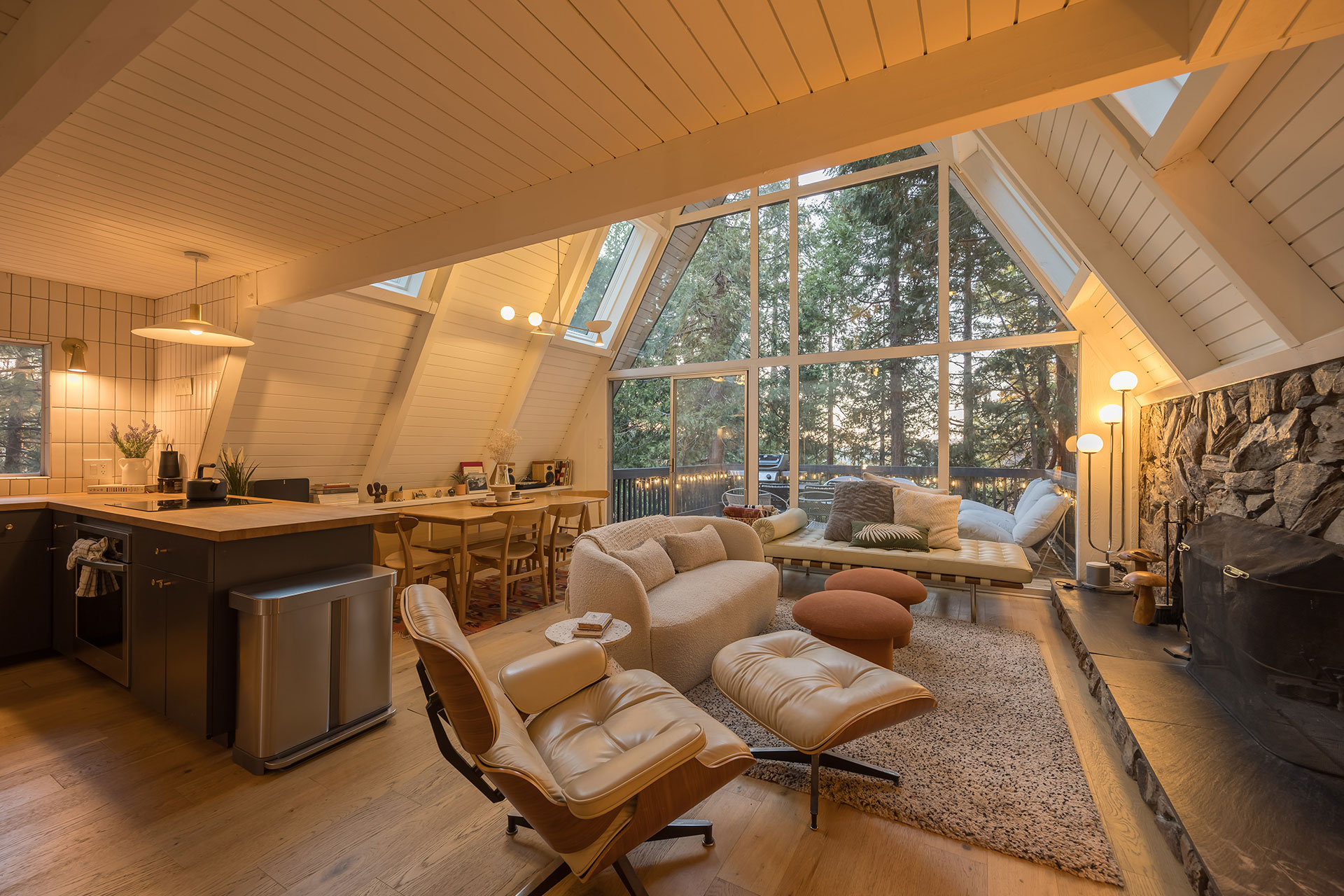 canyon-pines-a-frame_aframe_california-usa_interior-design-night.jpg