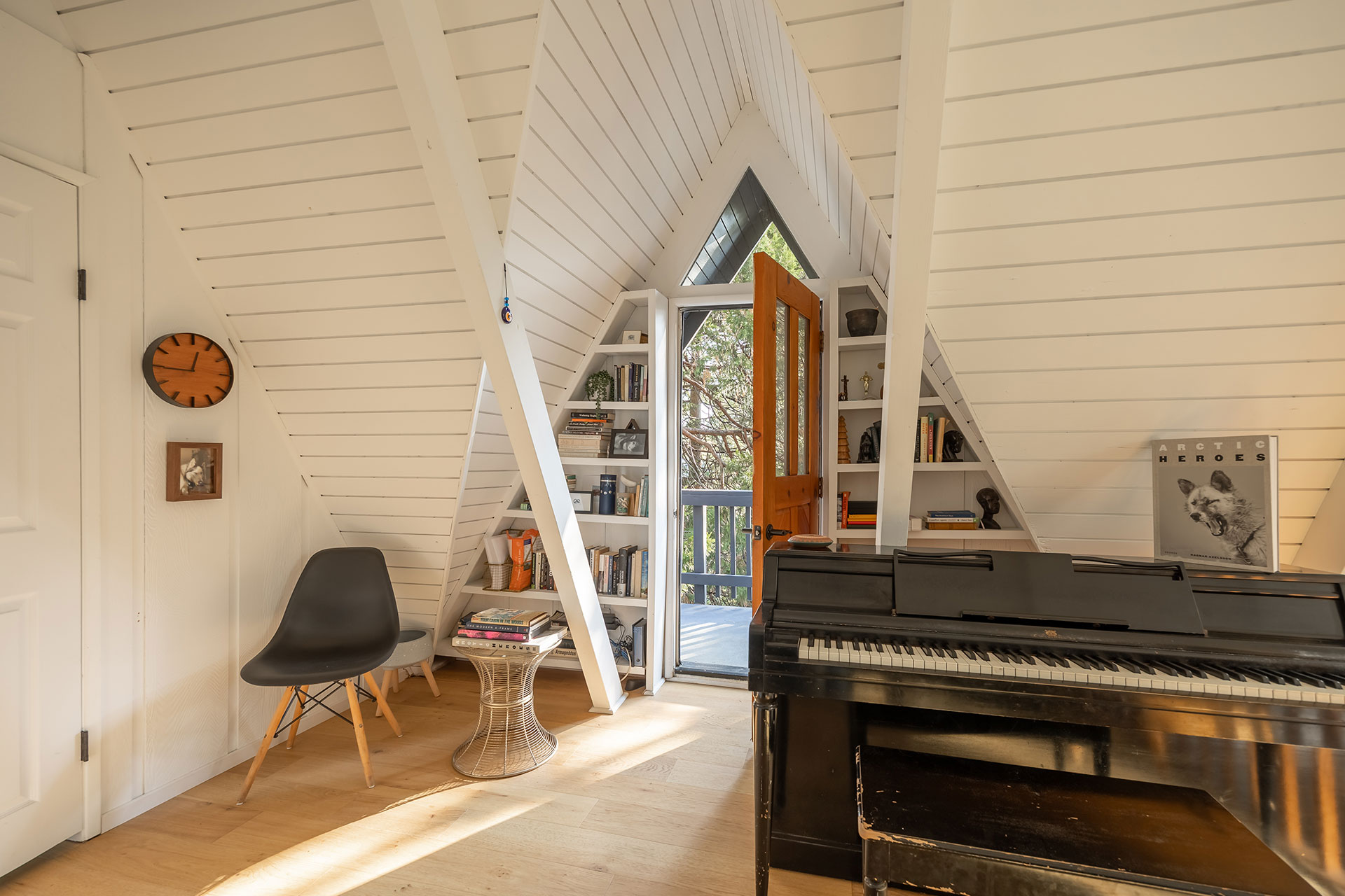 canyon-pines-a-frame_aframe_california-usa_interior-piano.jpg