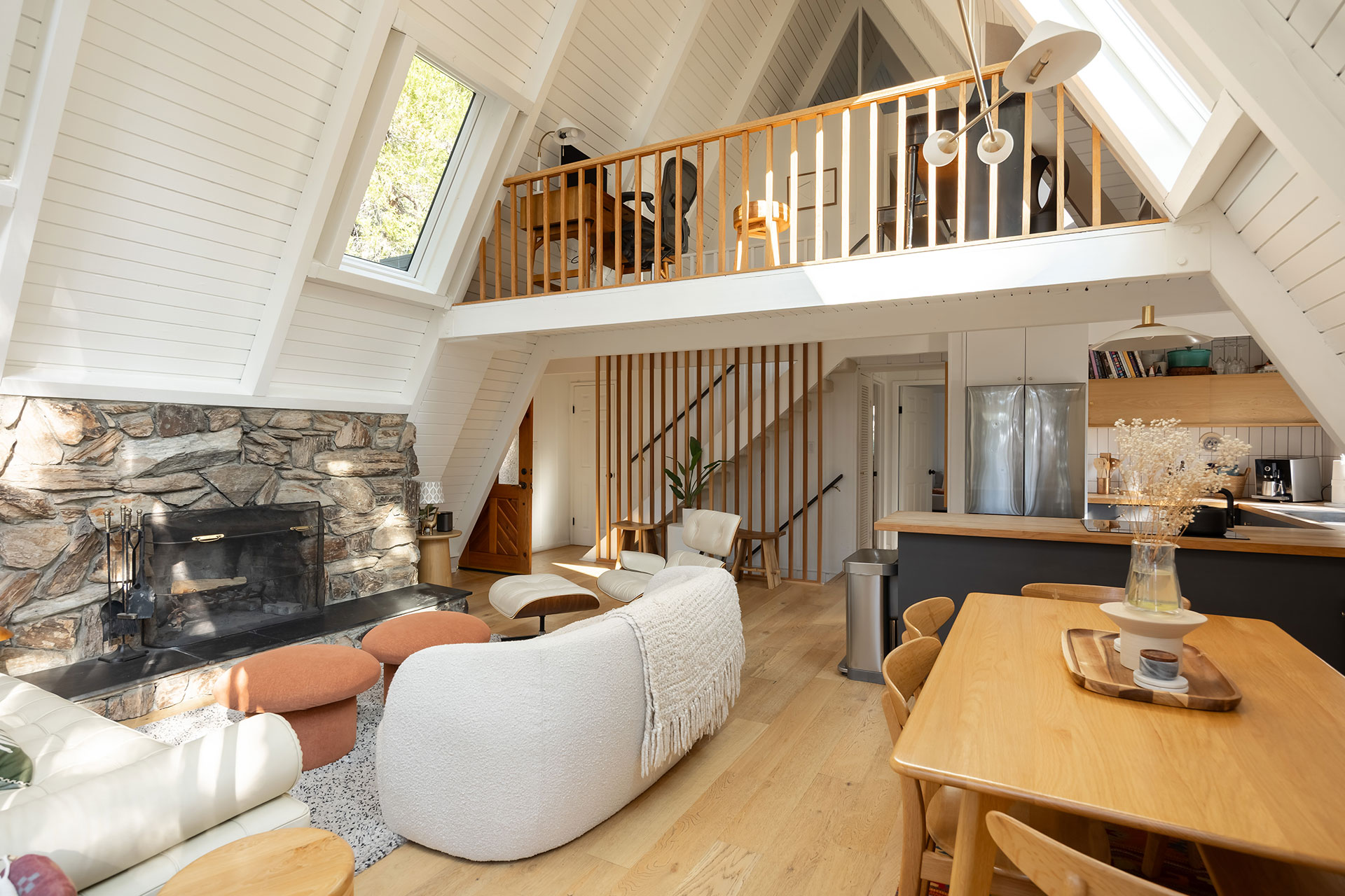 canyon-pines-a-frame_aframe_california-usa_interior-room.jpg