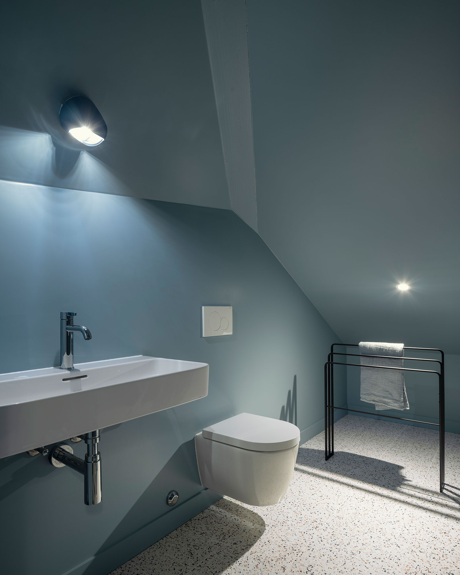 chez-rose_house_geneva-switzerland_interior-blue-bathroom.jpg