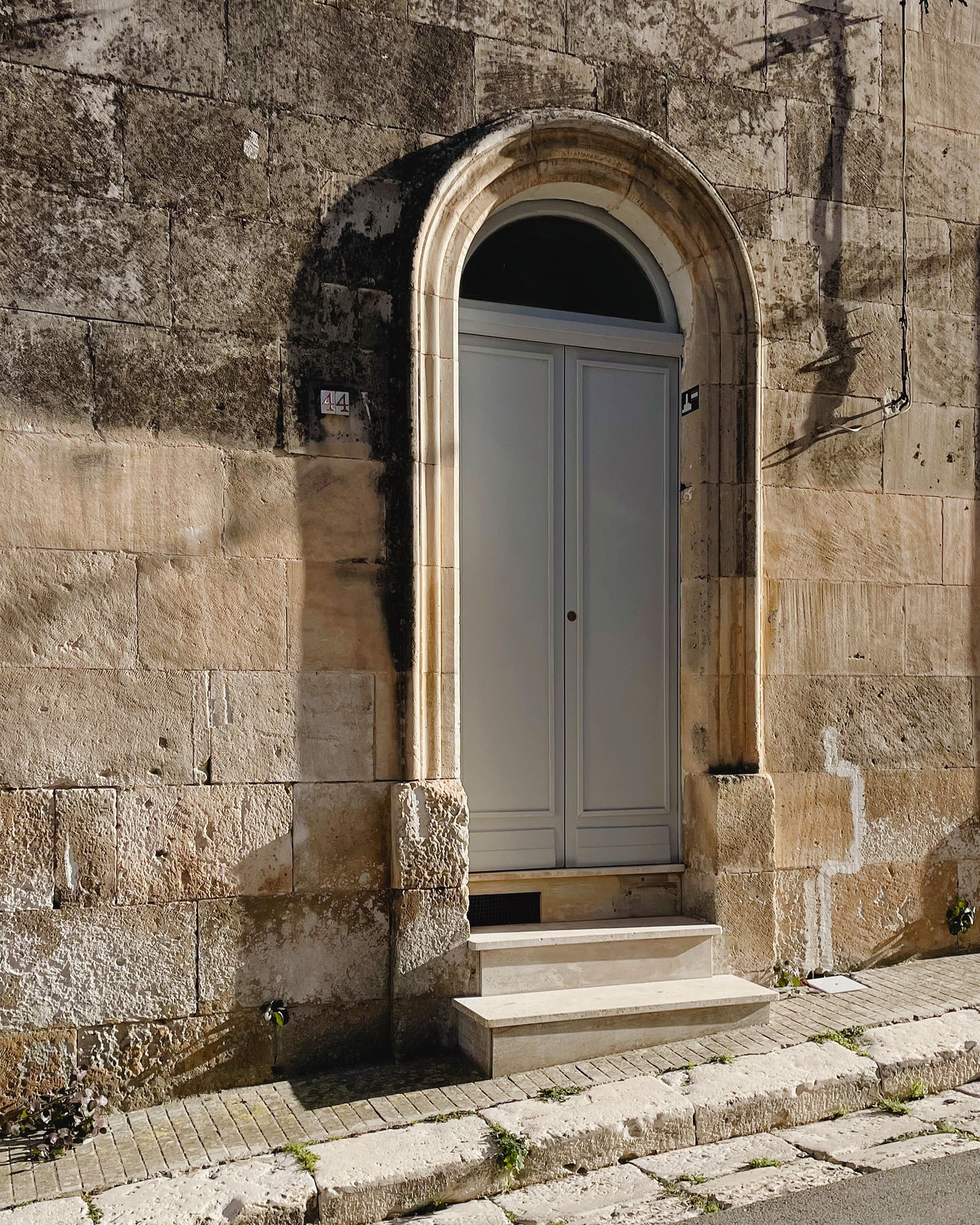 casa-trisolini-carovigno_townhouse_puglia-italy_exterior-door.jpg