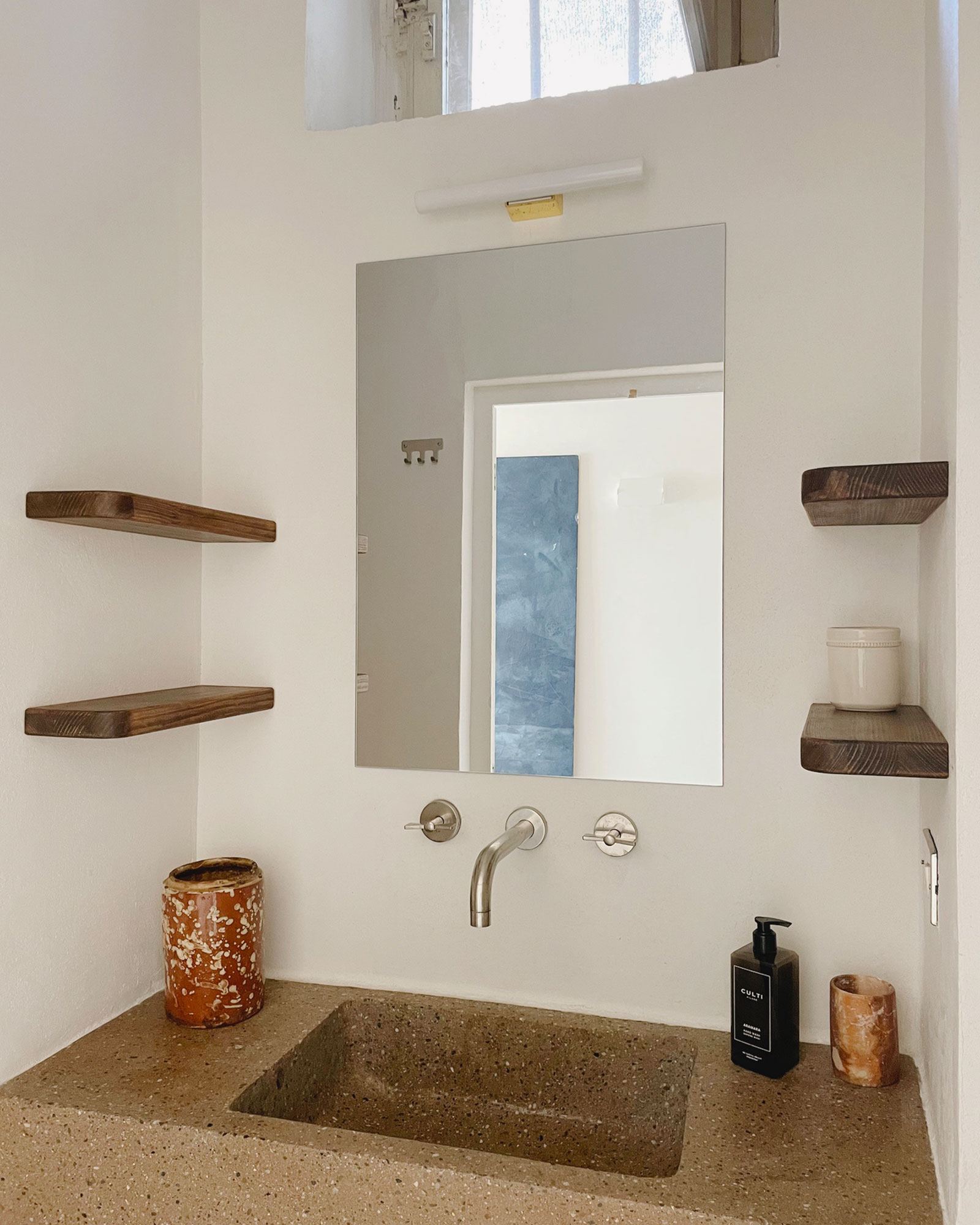 casa-trisolini-carovigno_townhouse_puglia-italy_interior-bathroom-mirror.jpg