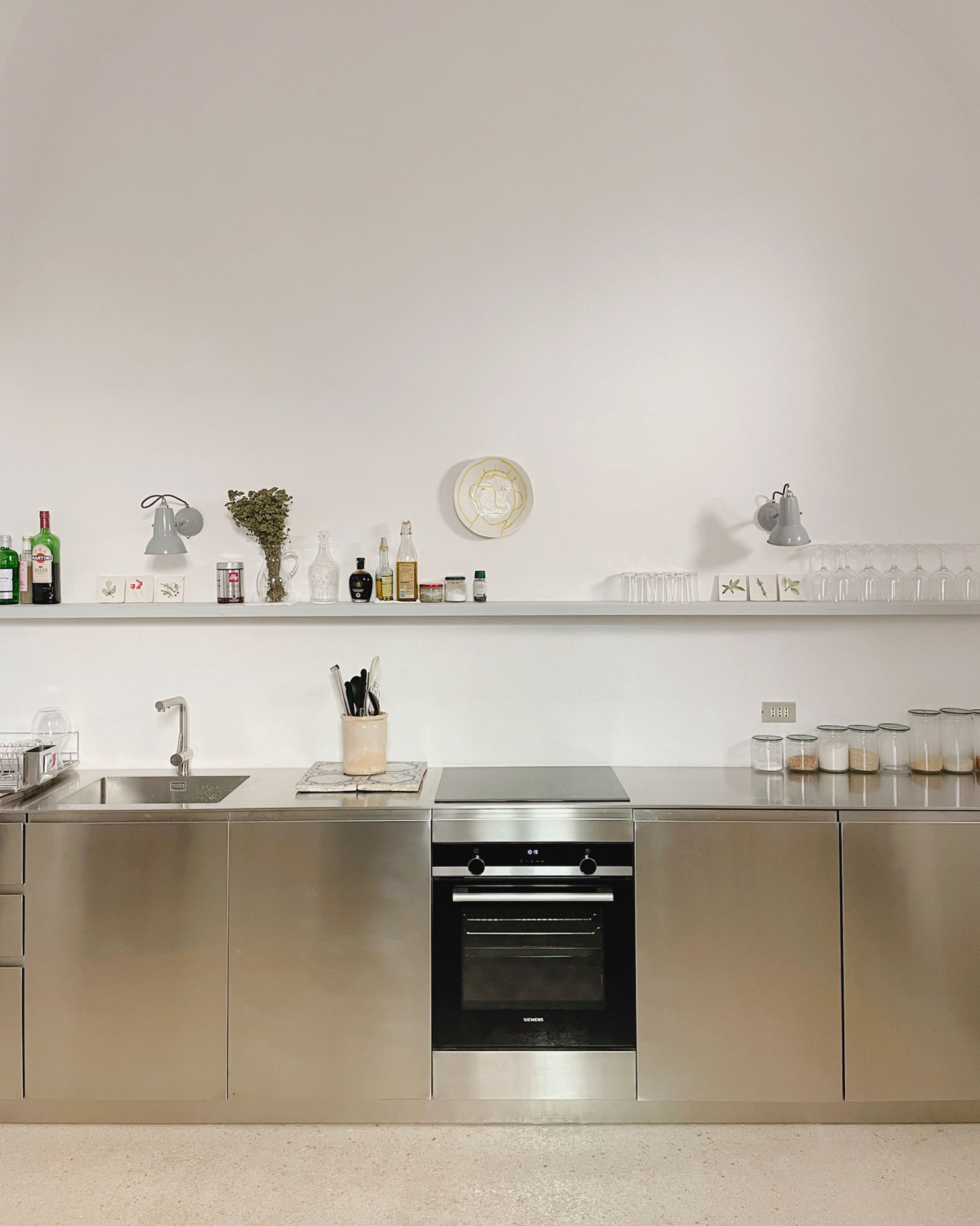 casa-trisolini-carovigno_townhouse_puglia-italy_interior-kitchen.jpg