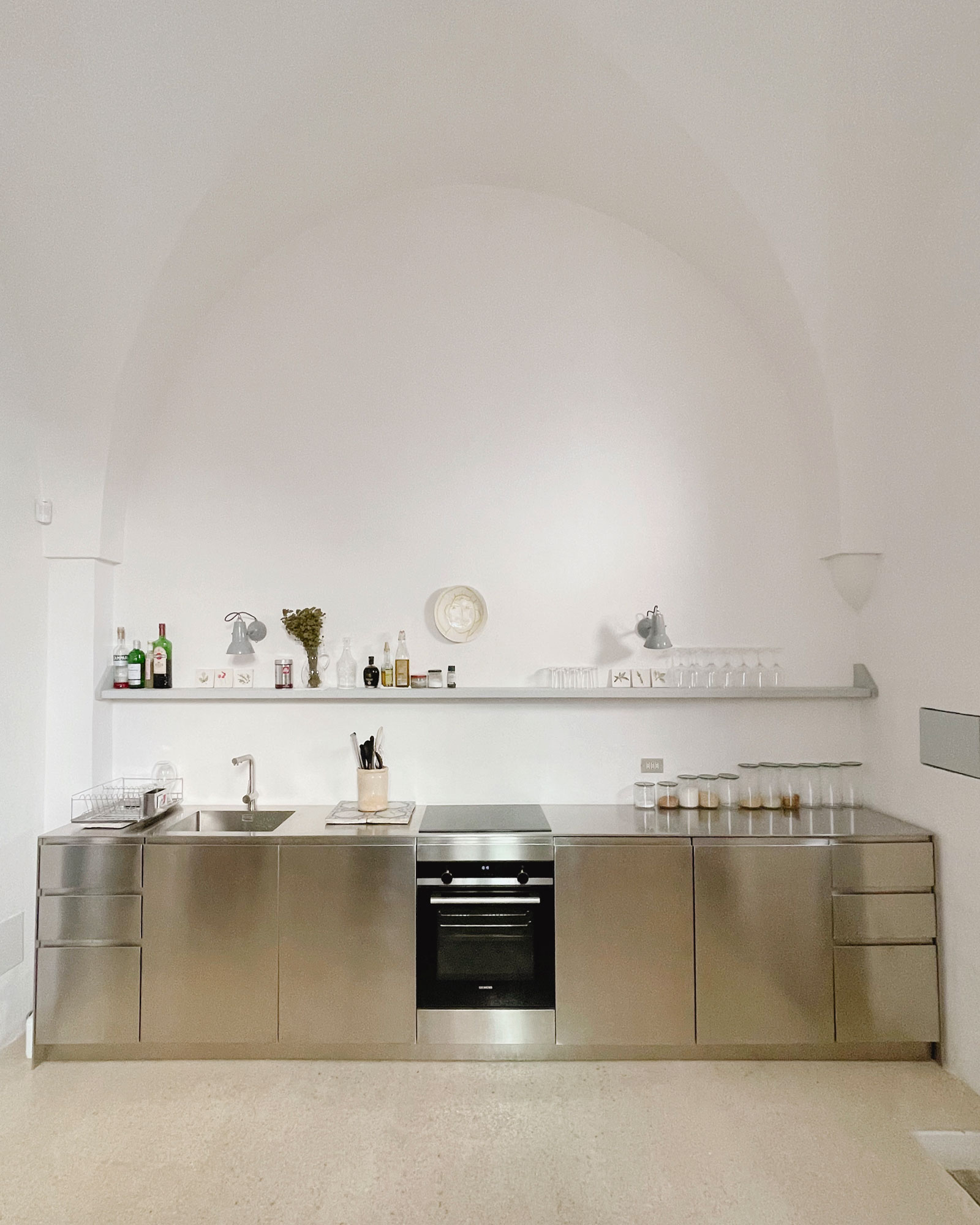 casa-trisolini-carovigno_townhouse_puglia-italy_interior-kitchen-design-space.jpg