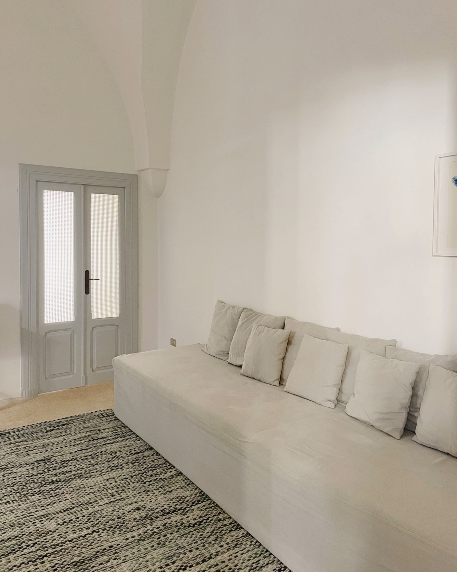 casa-trisolini-carovigno_townhouse_puglia-italy_interior-sofa.jpg