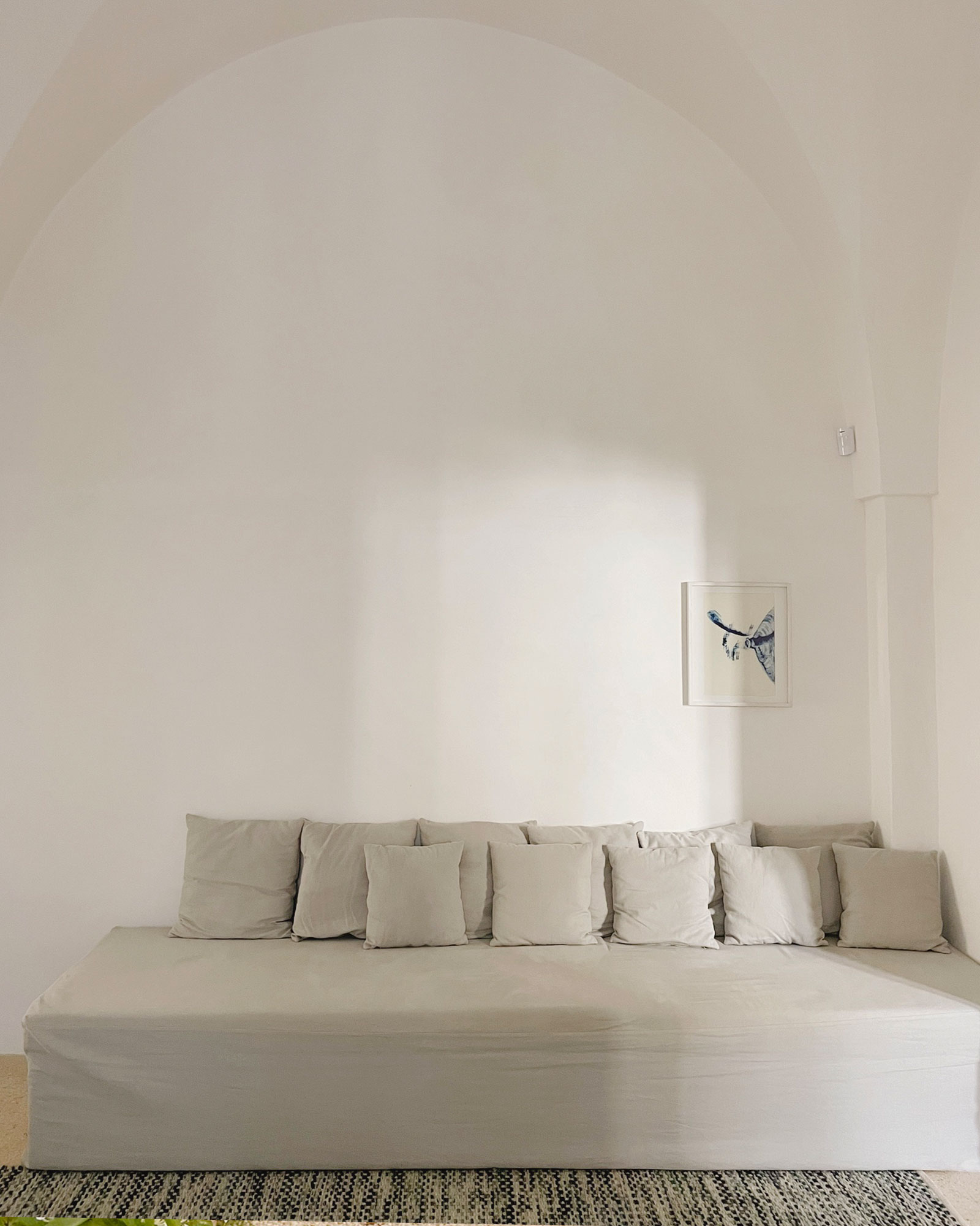 casa-trisolini-carovigno_townhouse_puglia-italy_interior-sofa-detail.jpg