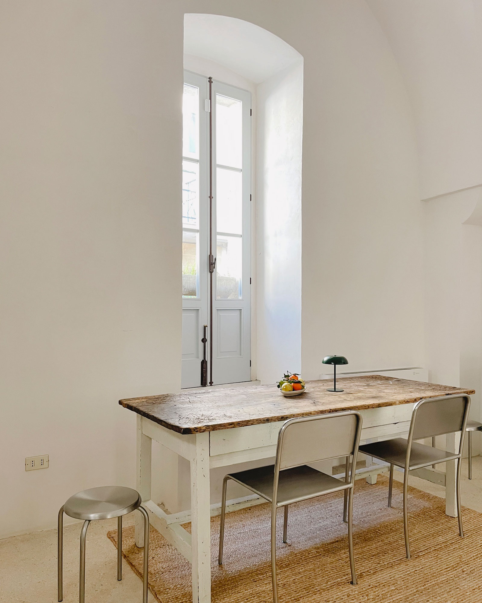 casa-trisolini-carovigno_townhouse_puglia-italy_interior-table.jpg