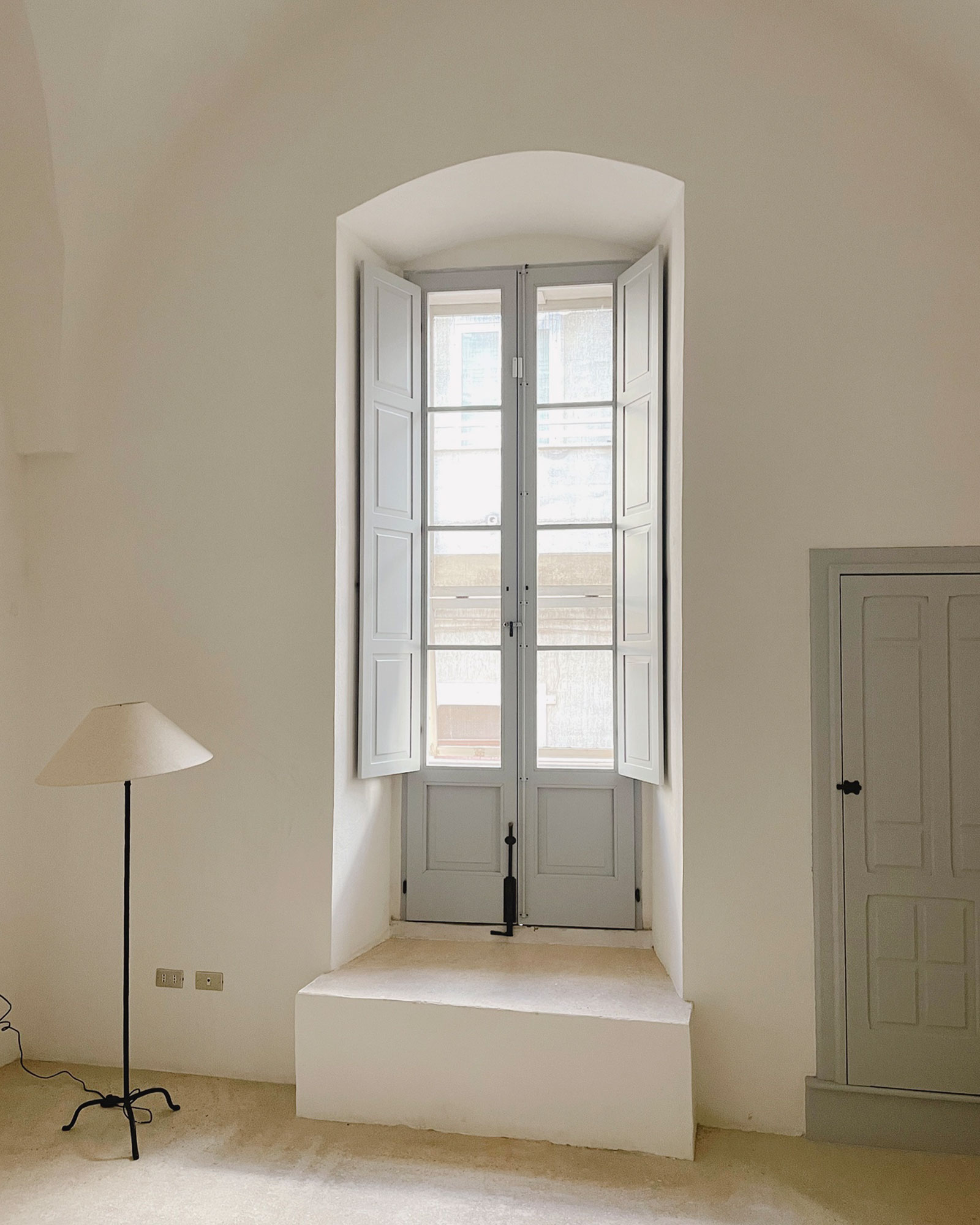 casa-trisolini-carovigno_townhouse_puglia-italy_interior-window.jpg