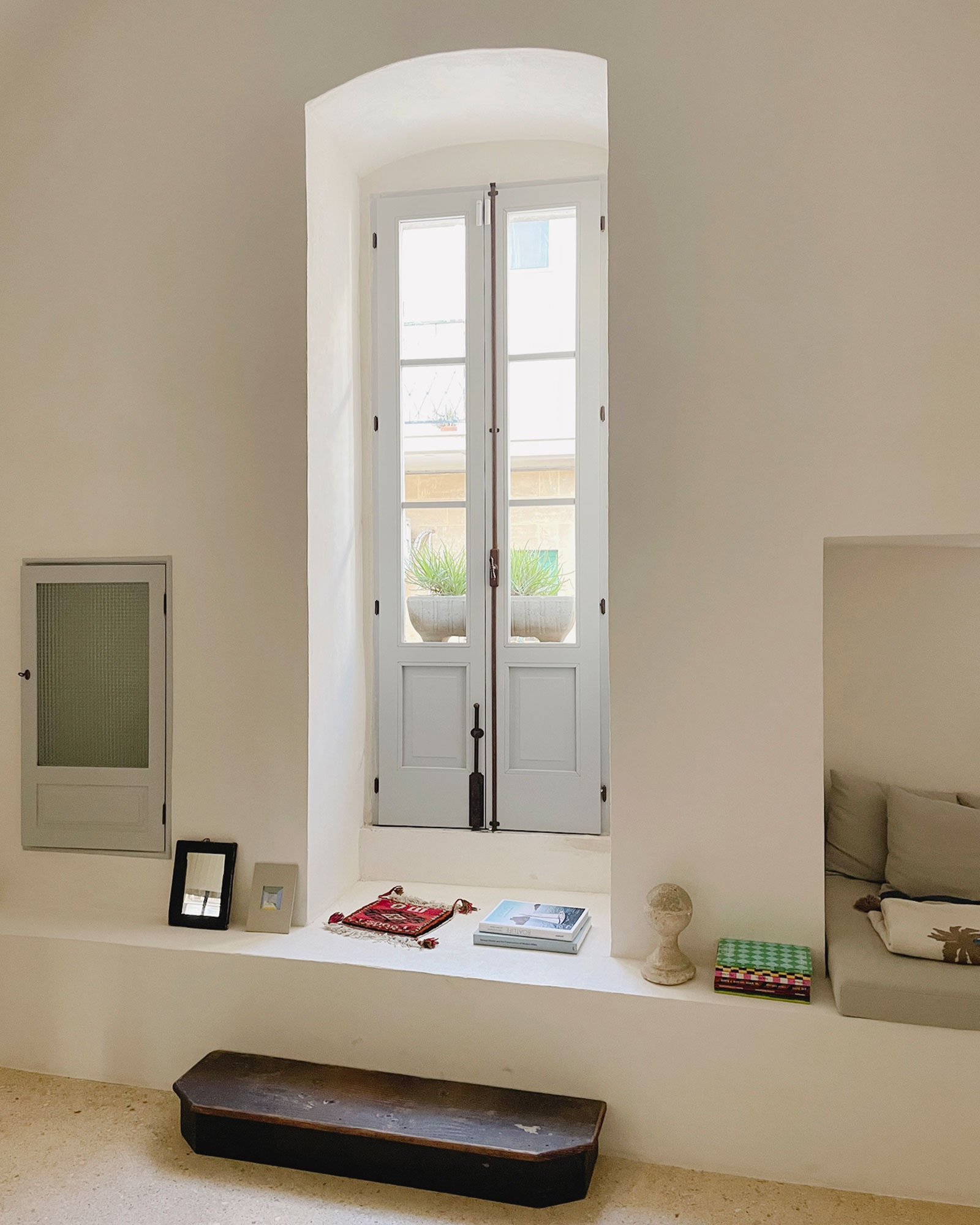 casa-trisolini-carovigno_townhouse_puglia-italy_interior-window-design.jpg