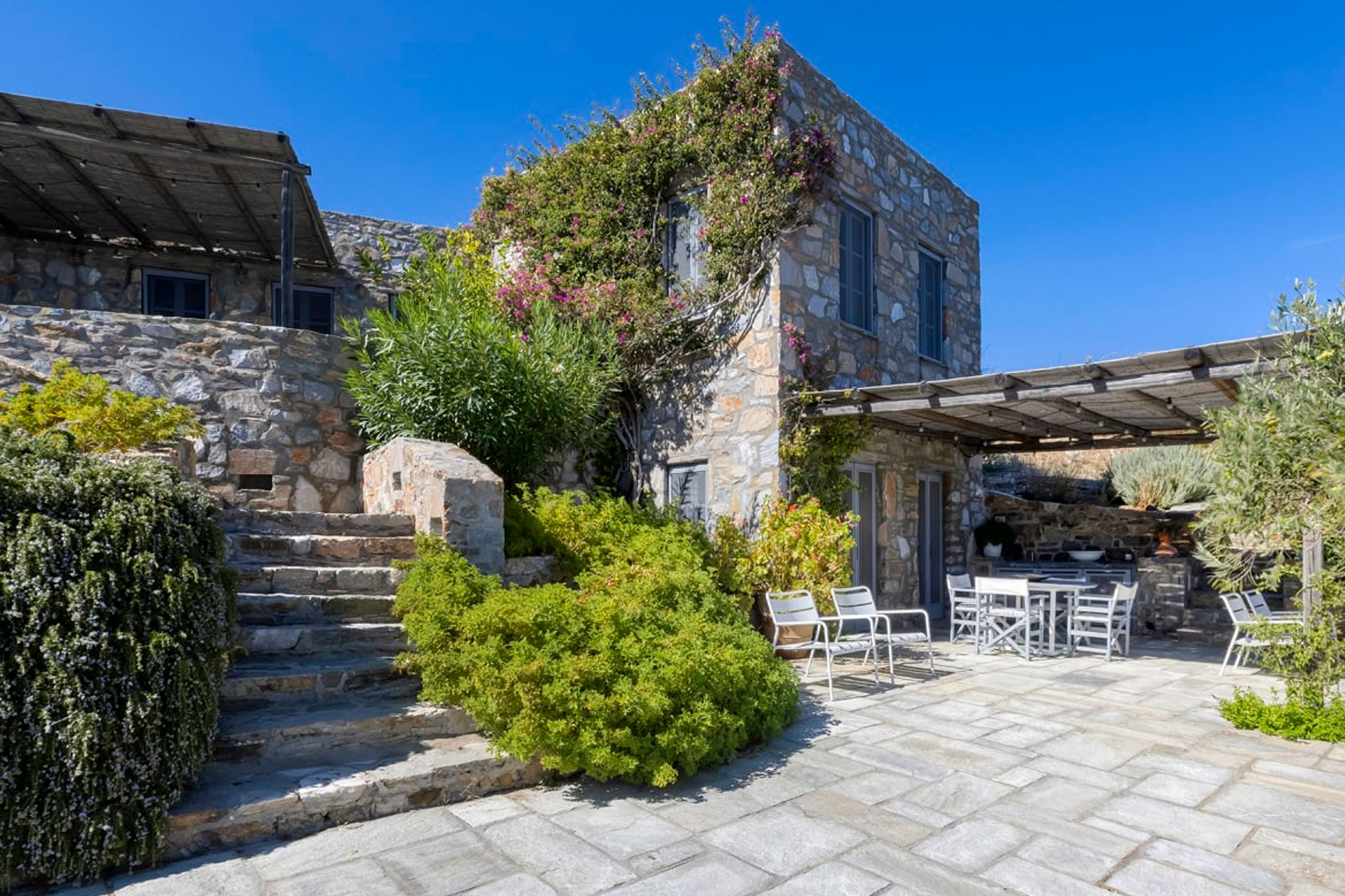 serifos-beach-front-villa_villa_cyclades-greece_exterior-facade.jpg