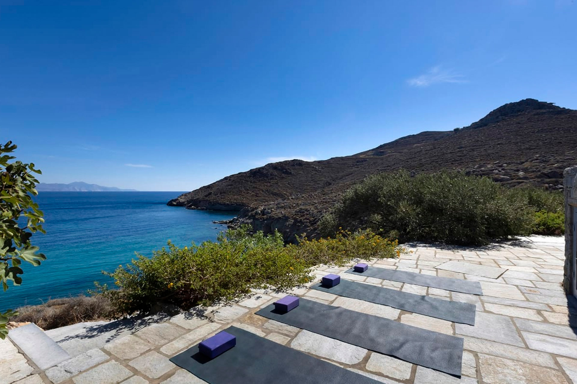 serifos-beach-front-villa_villa_cyclades-greece_exterior-yoga.jpg
