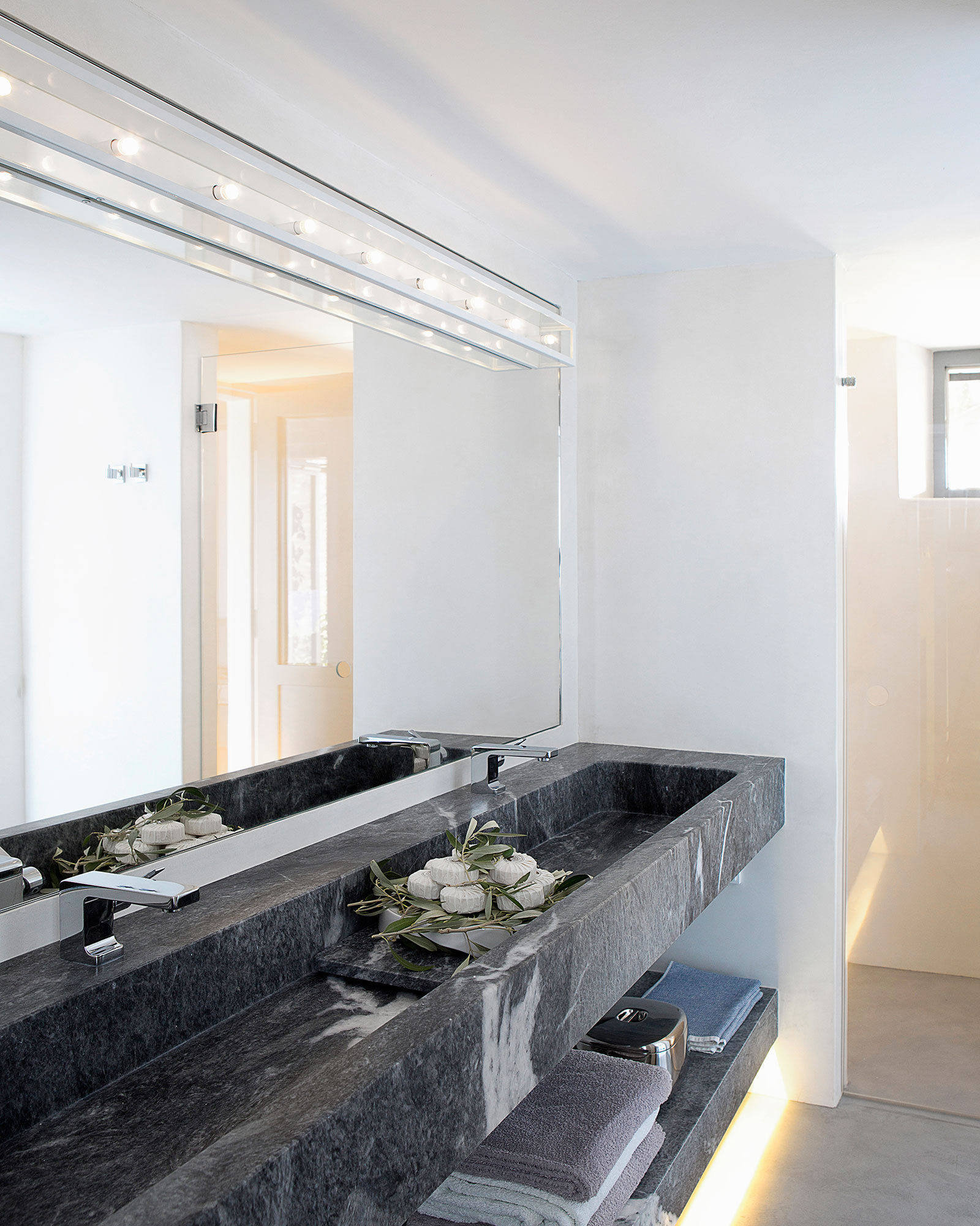 serifos-beach-front-villa_villa_cyclades-greece_interior-bath-room-space.jpg
