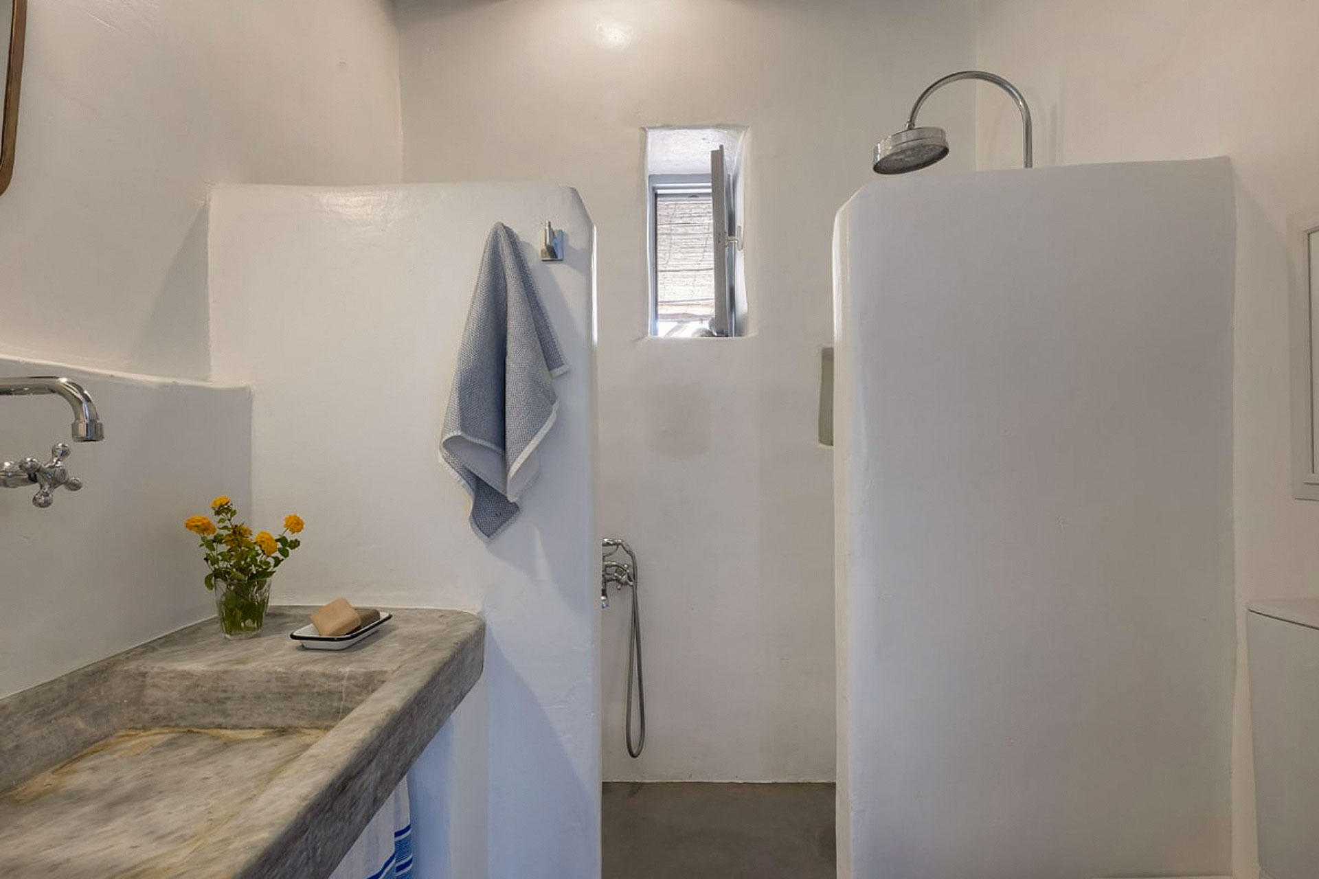 serifos-beach-front-villa_villa_cyclades-greece_interior-bathroom.jpg