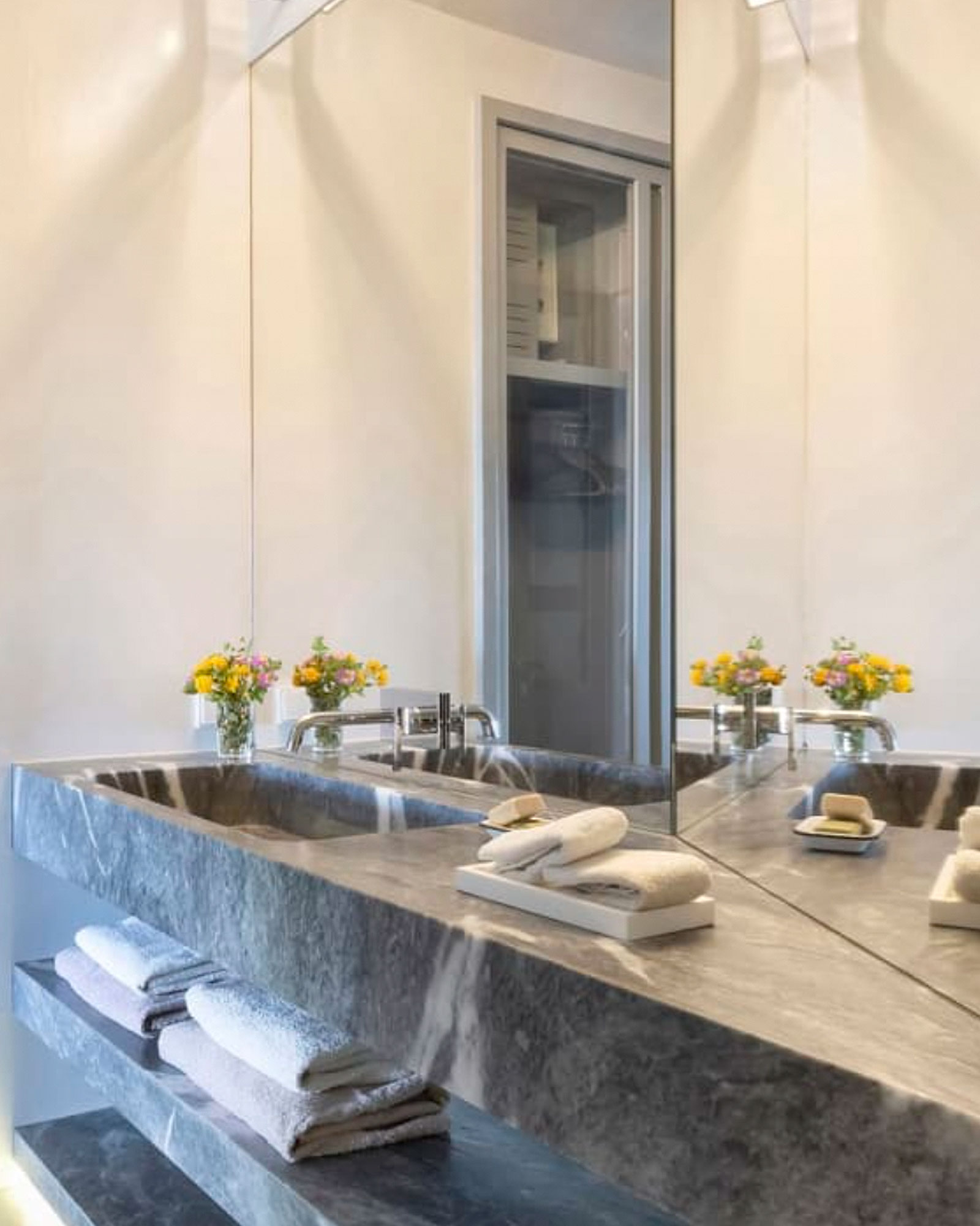 serifos-beach-front-villa_villa_cyclades-greece_interior-bathroom-mirror.jpg