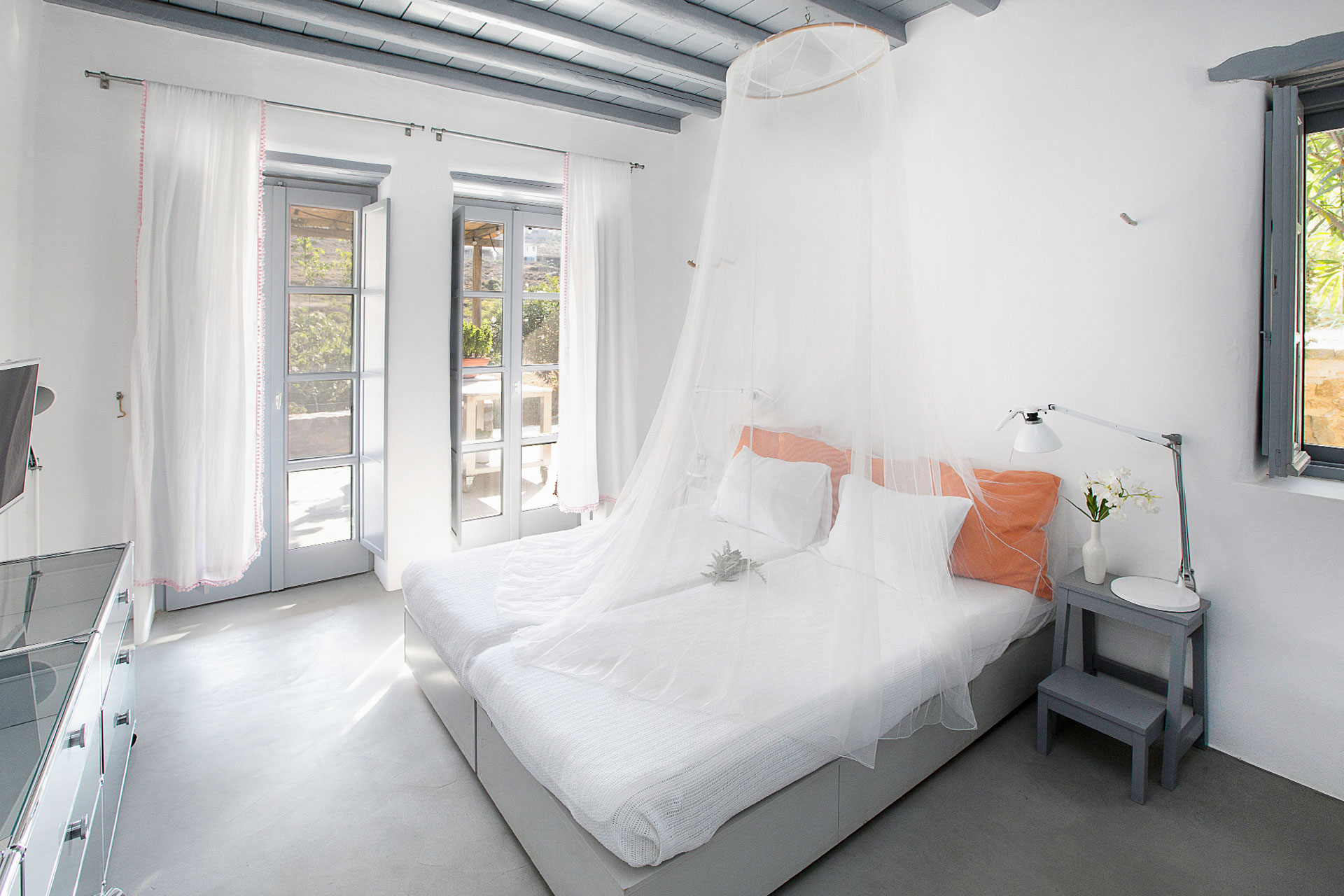 serifos-beach-front-villa_villa_cyclades-greece_interior-bed-room.jpg