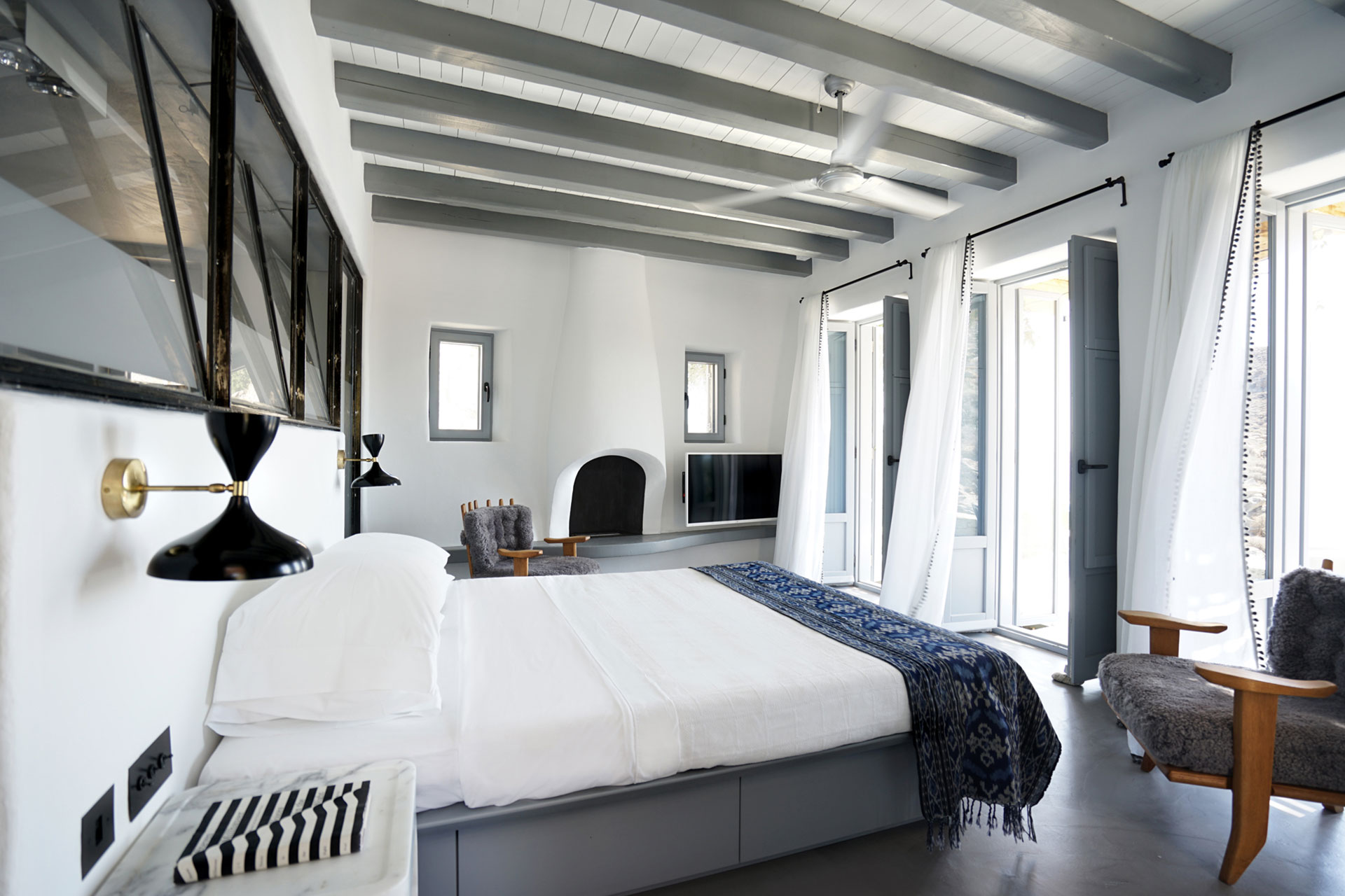 serifos-beach-front-villa_villa_cyclades-greece_interior-bed-room-design-space.jpg