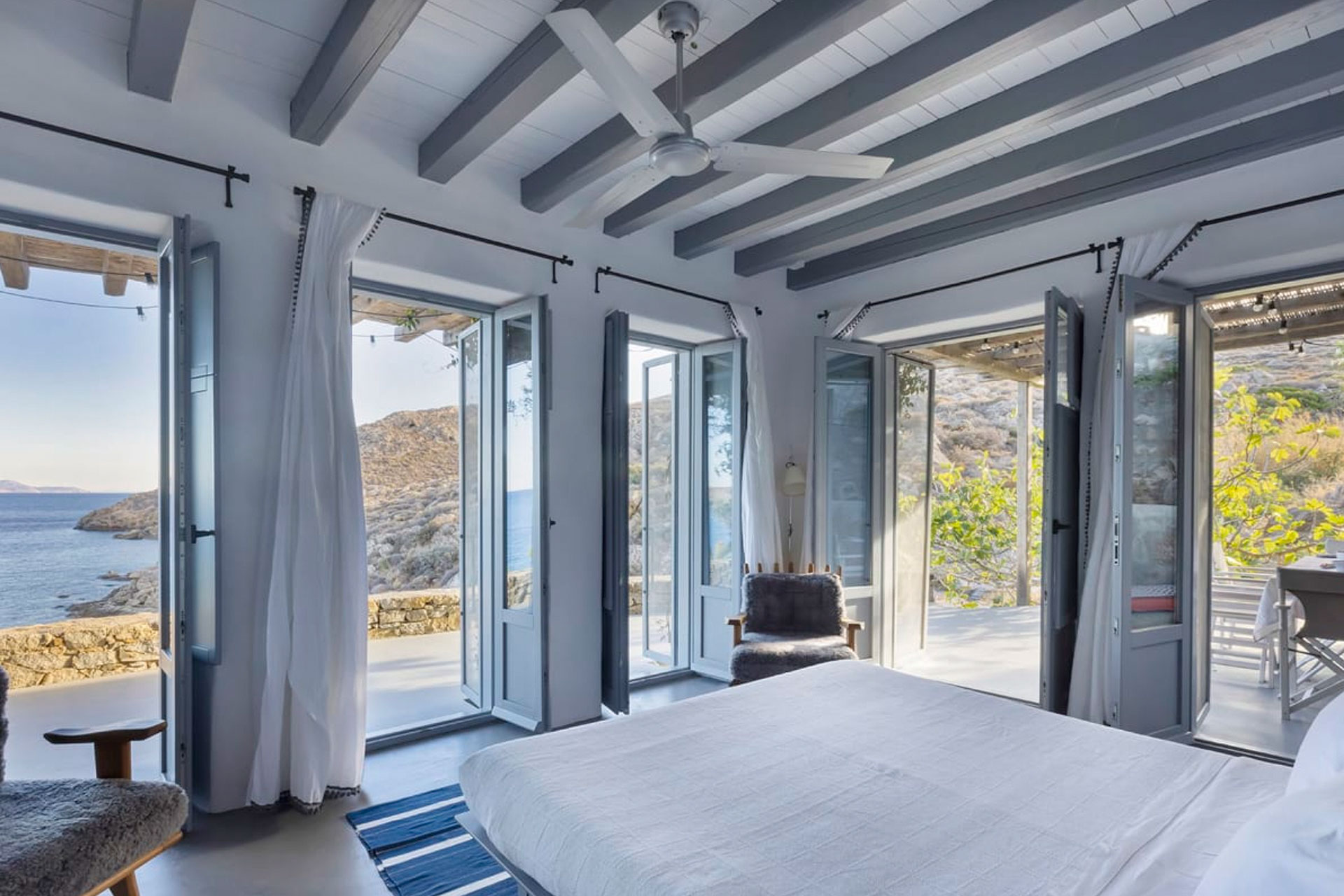 serifos-beach-front-villa_villa_cyclades-greece_interior-bed-room-view.jpg