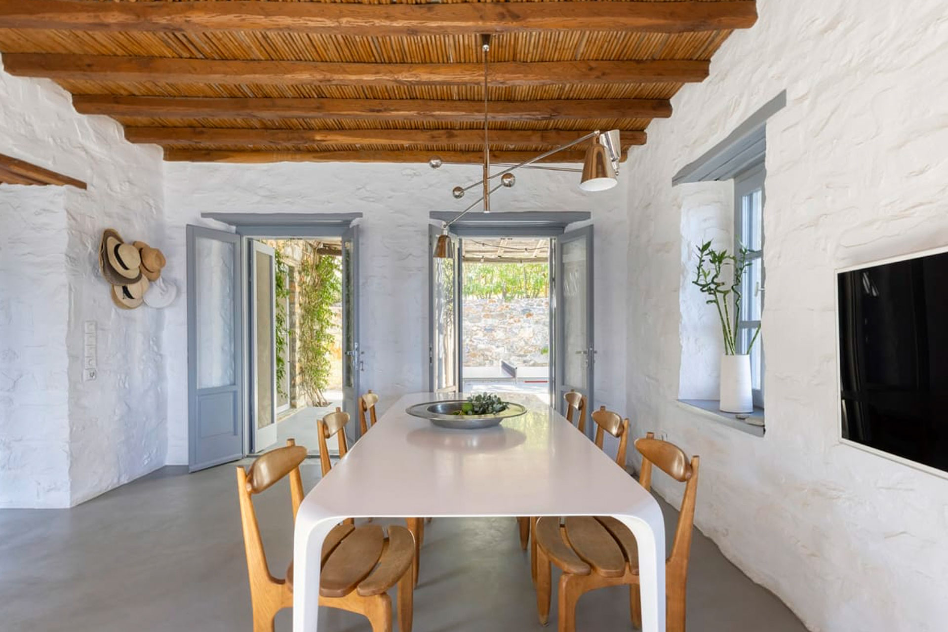 serifos-beach-front-villa_villa_cyclades-greece_interior-space.jpg