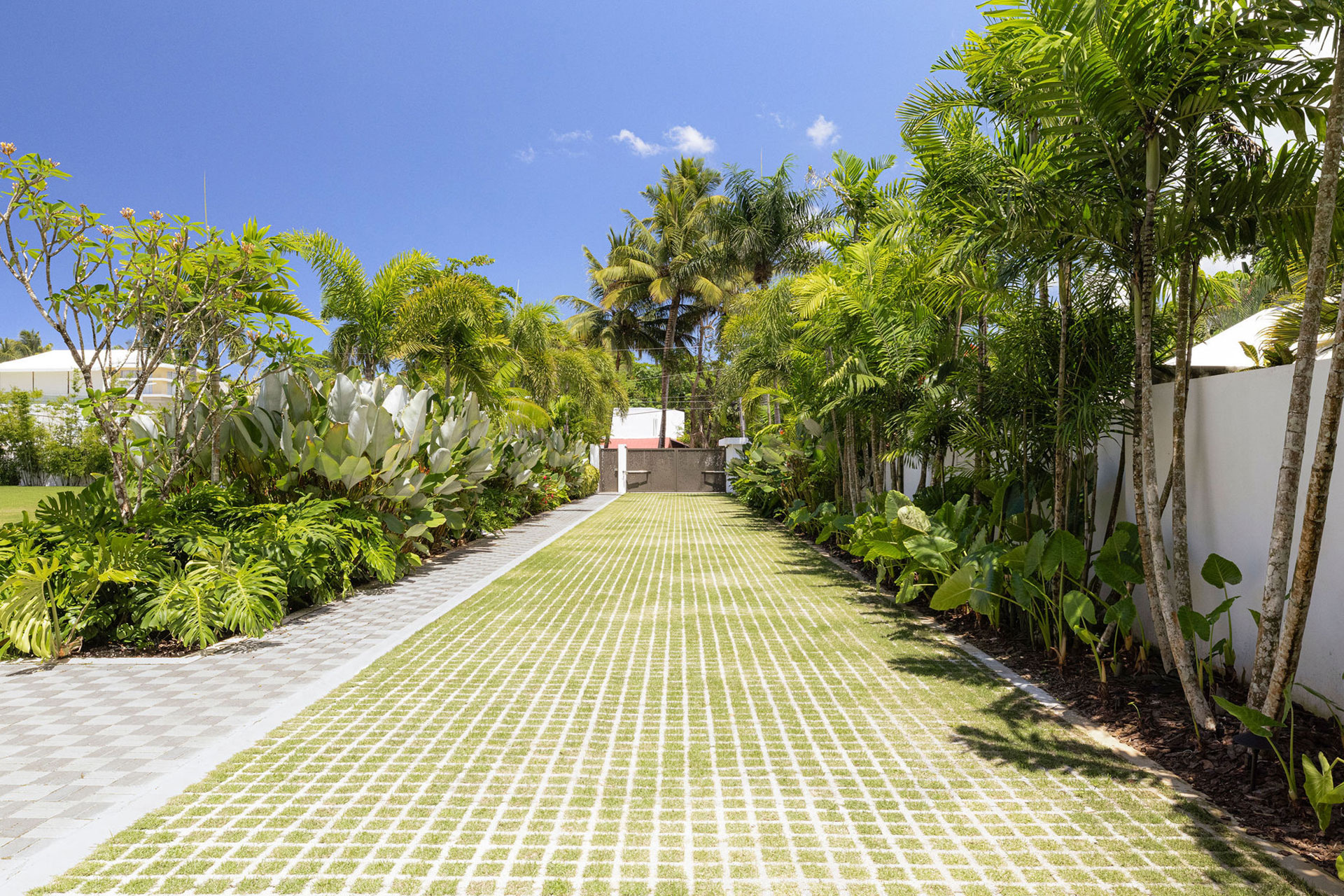la-felicita_villa_semana-dominican-republic_exterior-entrance.jpg