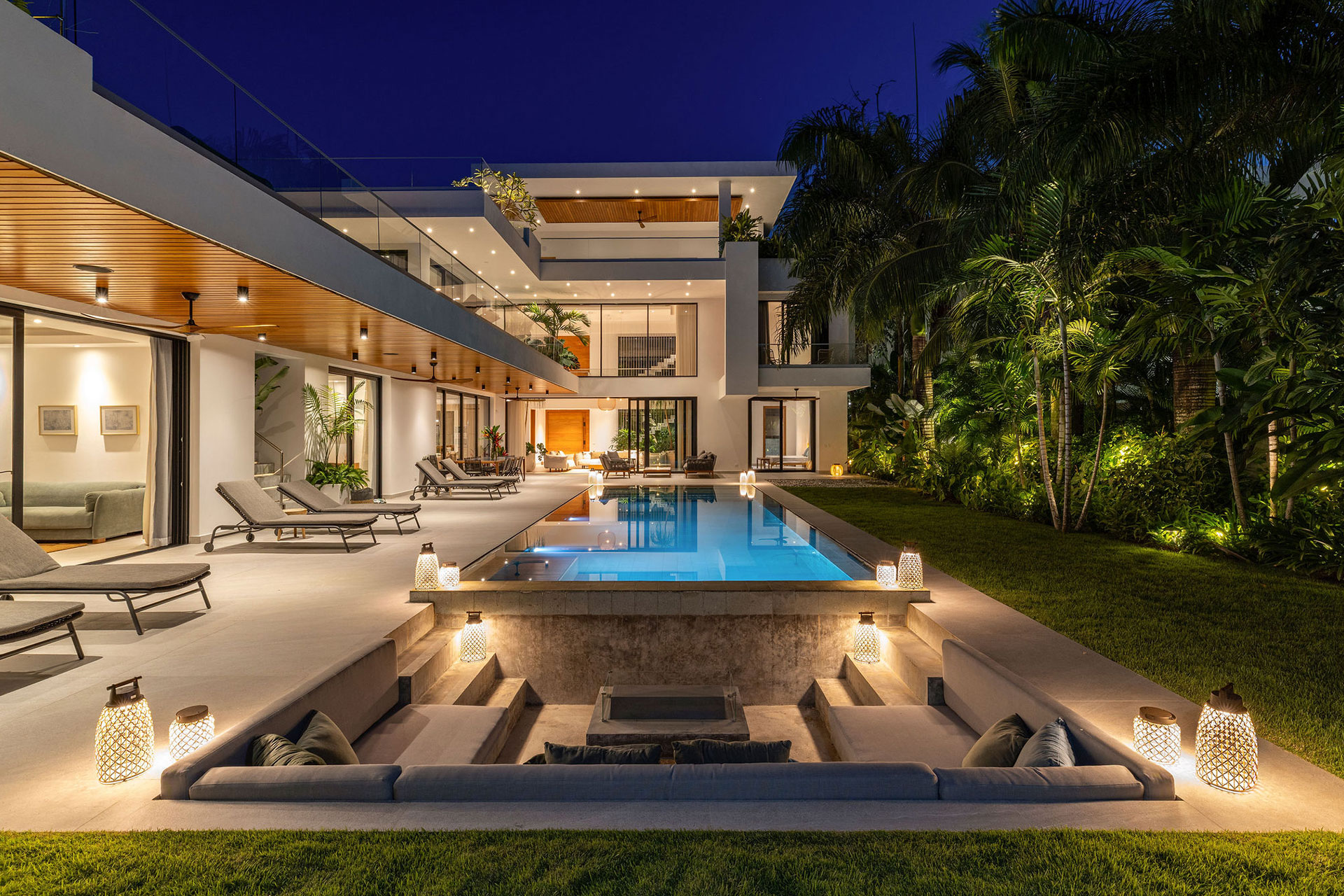 la-felicita_villa_semana-dominican-republic_exterior-night.jpg