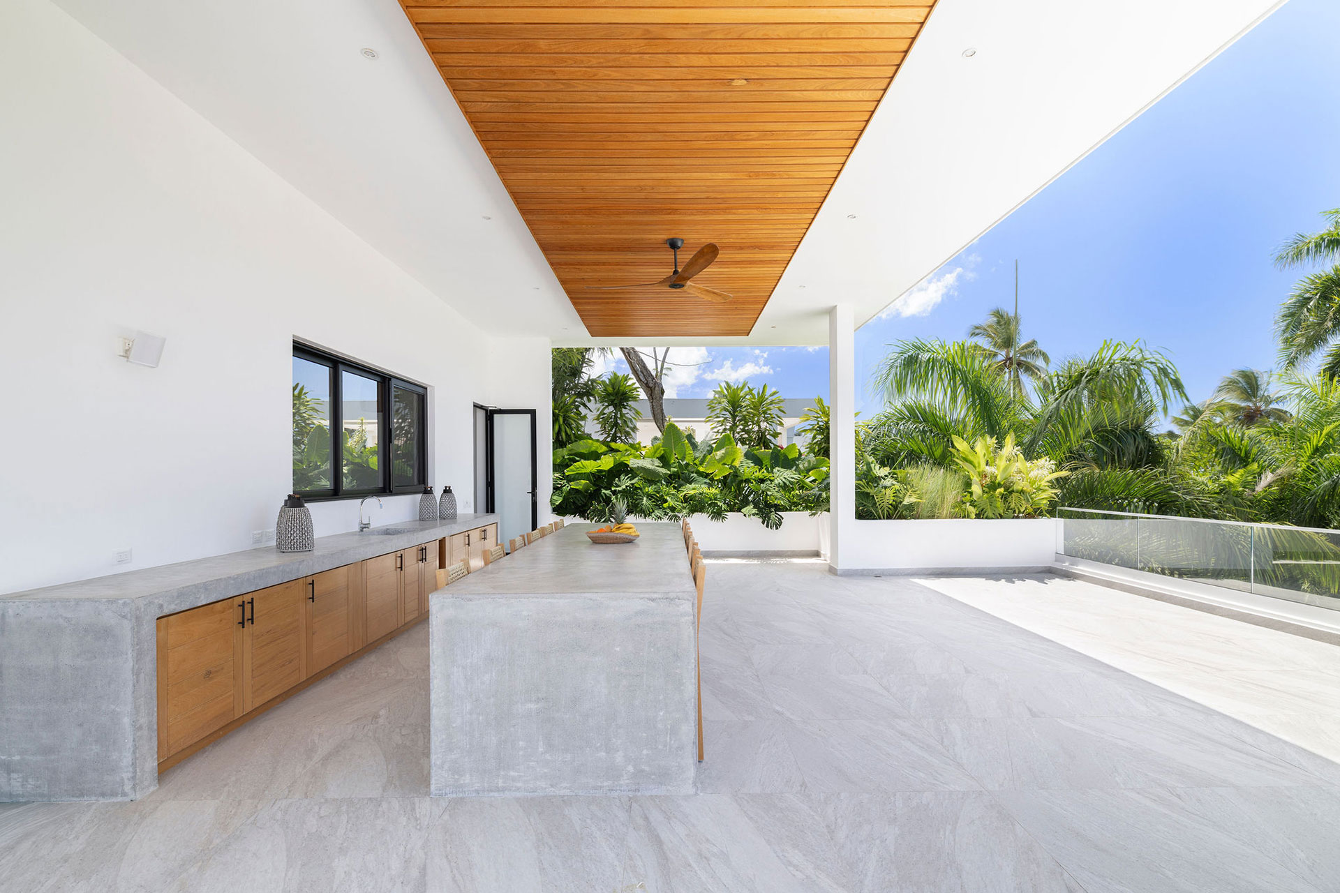 la-felicita_villa_semana-dominican-republic_exterior-table.jpg