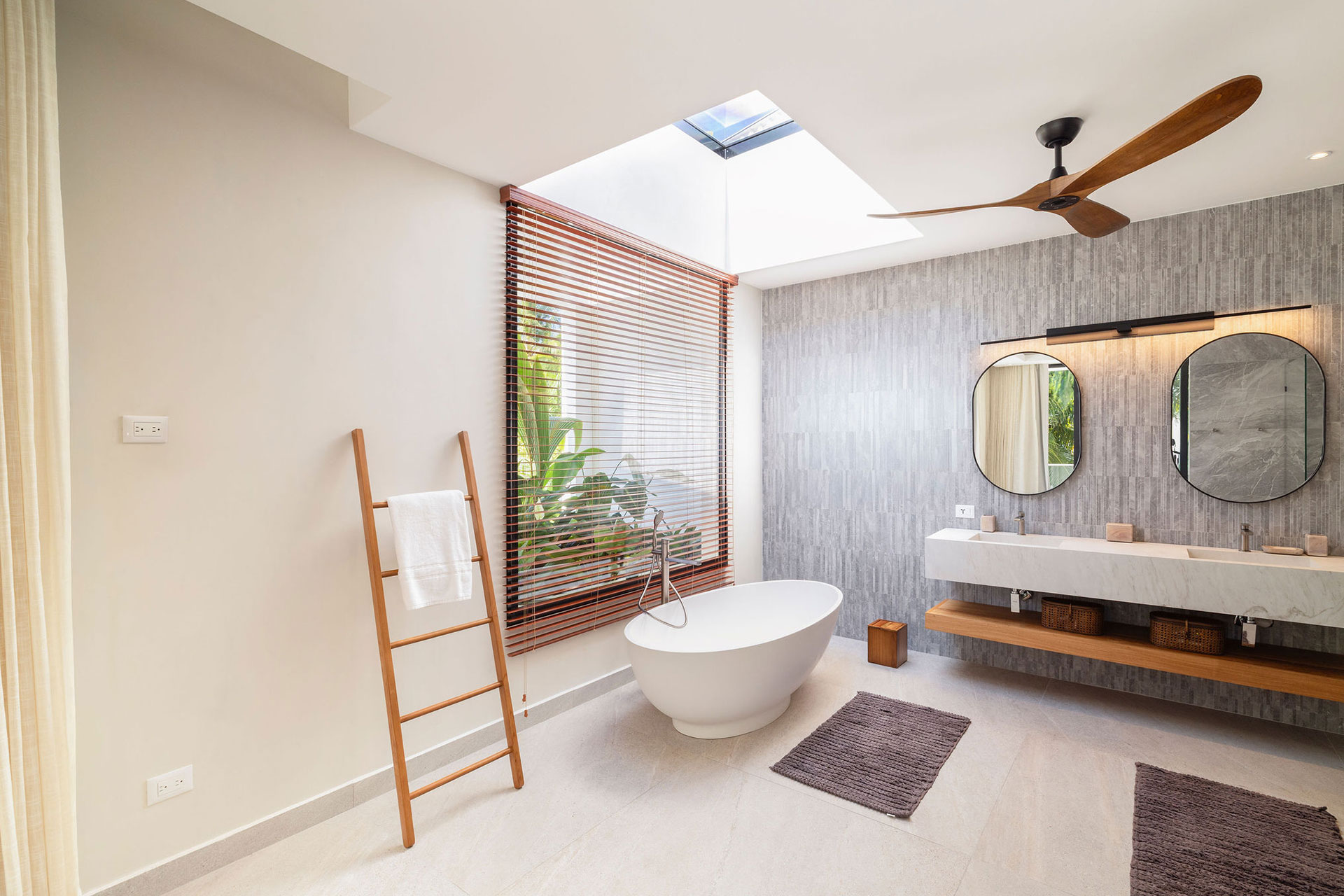 la-felicita_villa_semana-dominican-republic_interior-bathroom-tub.jpg