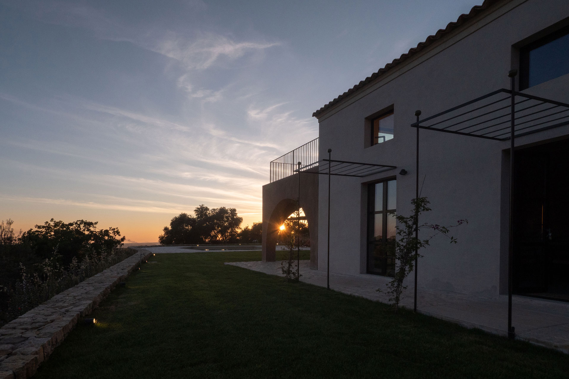 chaza-occhipinti-casa-grande_house_sicily-italy_exterior-night.jpg