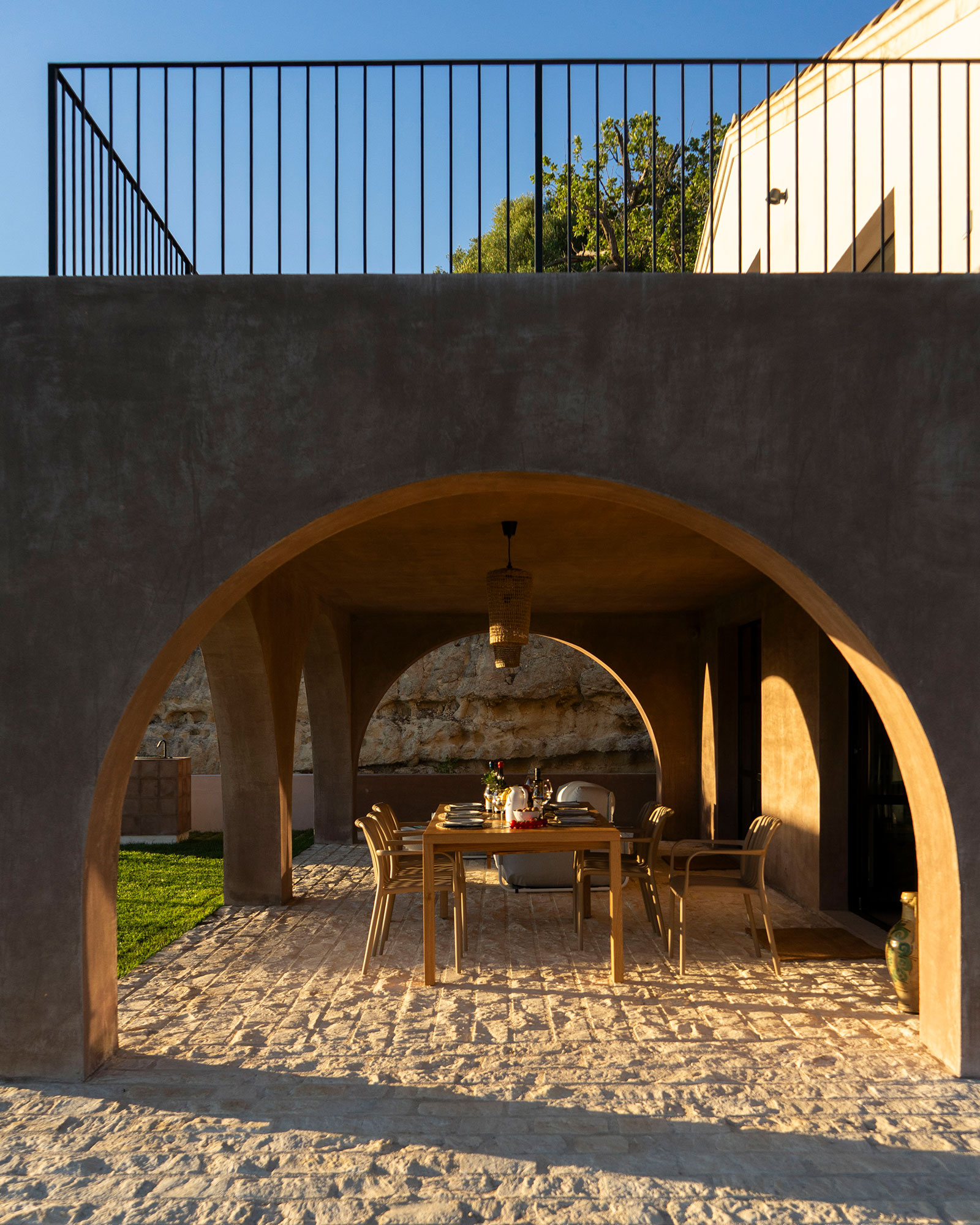chaza-occhipinti-casa-grande_house_sicily-italy_exterior-space.jpg