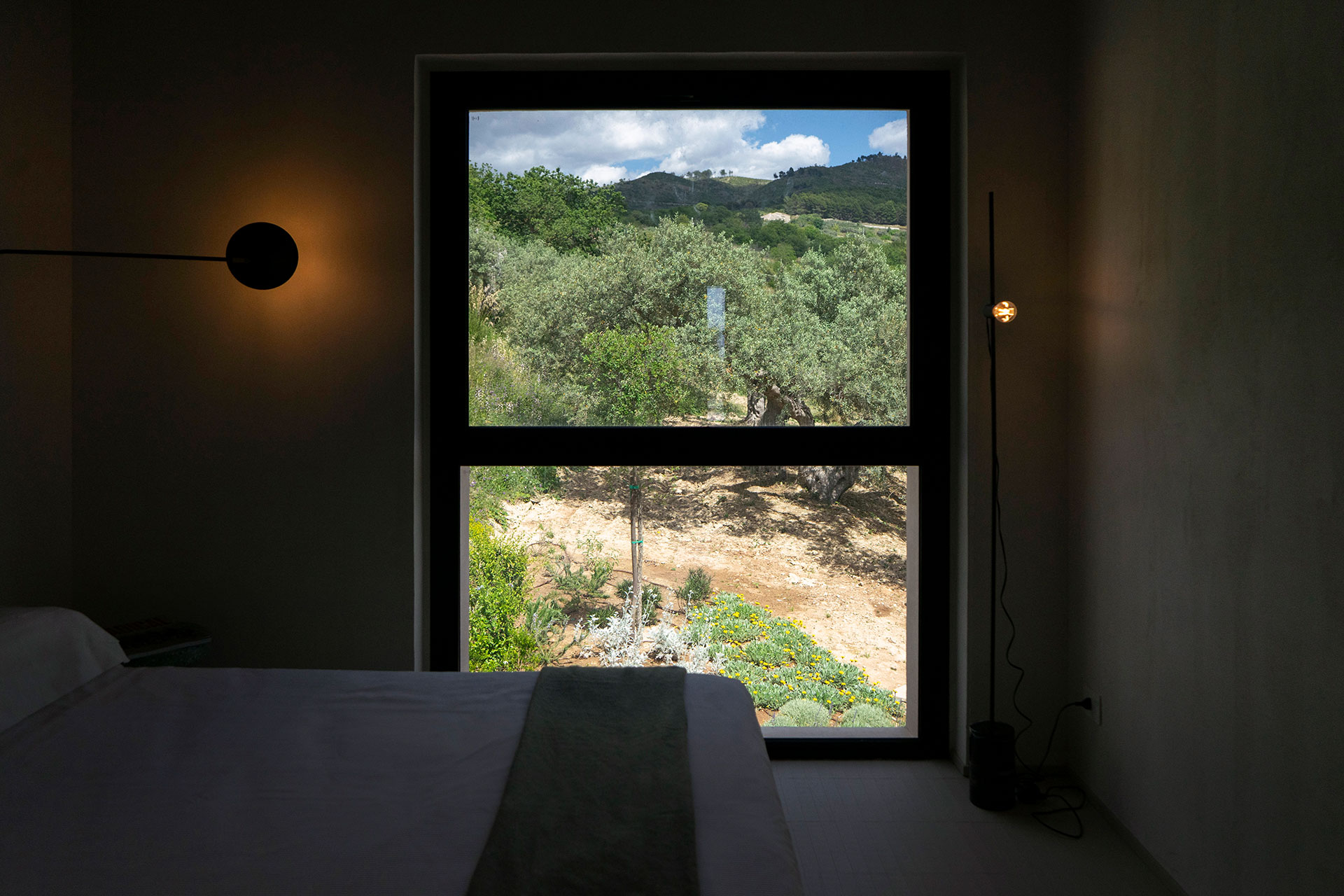 chaza-occhipinti-casa-grande_house_sicily-italy_interior-bedroom-window.jpg