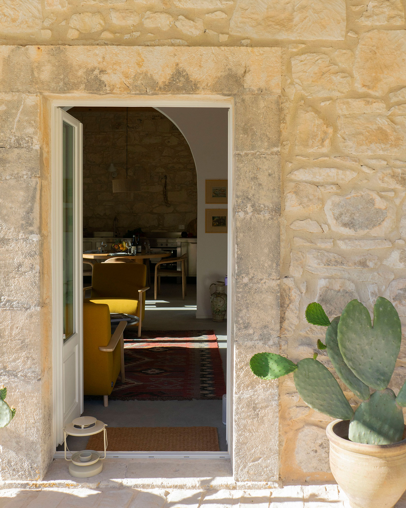 chaza-occhipinti-casa-di-pietra_house_sicily-italy_exterior-door.jpg