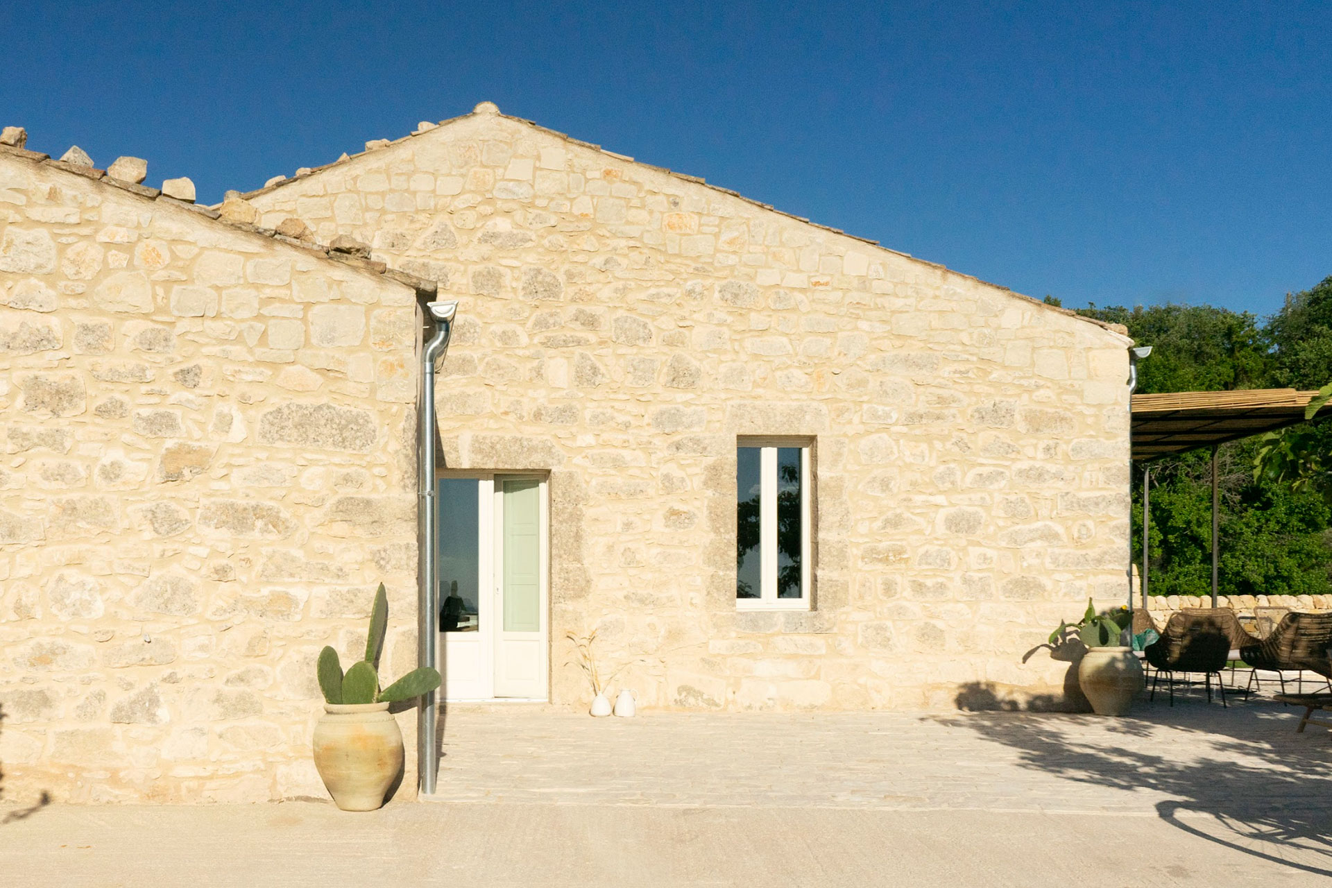 chaza-occhipinti-casa-di-pietra_house_sicily-italy_exterior-facade.jpg
