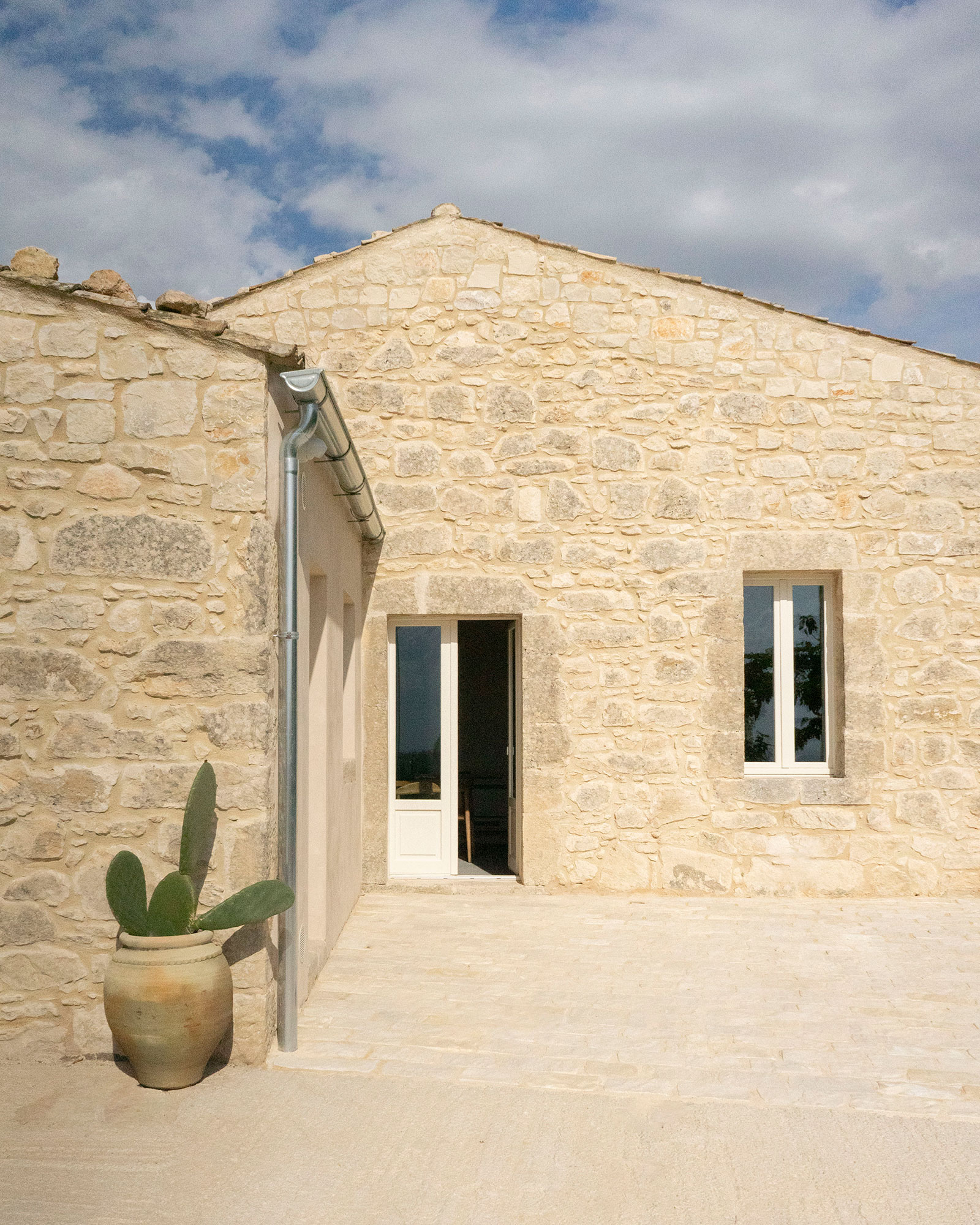 chaza-occhipinti-casa-di-pietra_house_sicily-italy_exterior-facade-detail.jpg